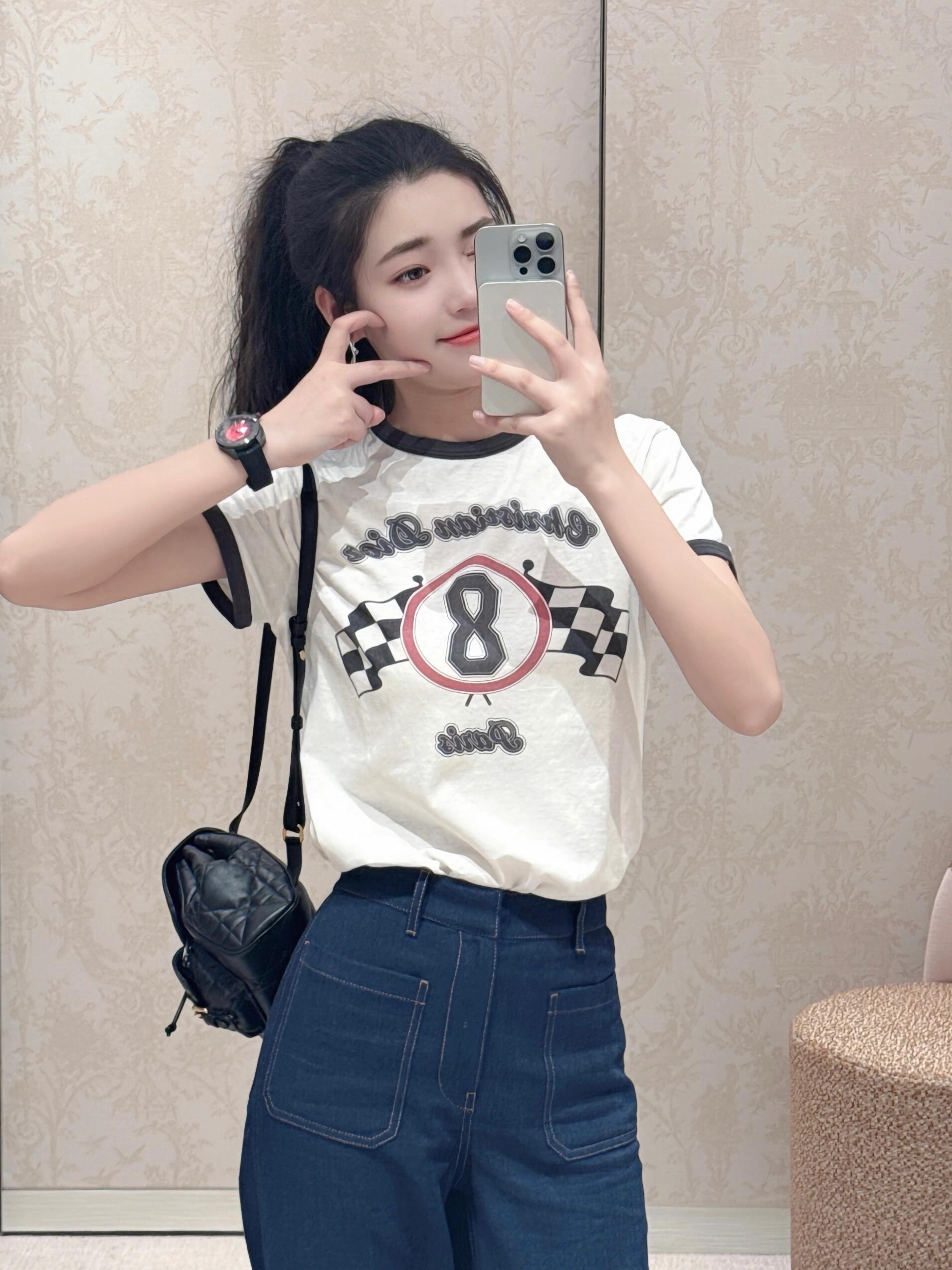 NO:309718,Batch Dio* 25Ss early spring new style sports style flag printed T-shirt | Exclusive yb development!  High-end production!  The minimalist design interprets the unrestrained goddess of free soul temperament. The original customized imported wash water pure cotton material is light and comfortable. The classic style is not picky for people, and it looks slim and tall!  The quality of workmanship depends on the details!  S/M/L, dior,tees, t-shirt,alexander wang19860909批 Dio* 25Ss早春新款 运动风旗格印花T恤丨独家yb开发！高版出品！极简设计演绎无拘无束的自由灵魂气质女神,原版定制进口洗水纯棉材质轻盈舒适.经典版型不挑人上身显瘦又高挑！做工品质看细节！ 现货发售S/M/L,,dior,tees，t-shirt,alexander wang,Women's clothing