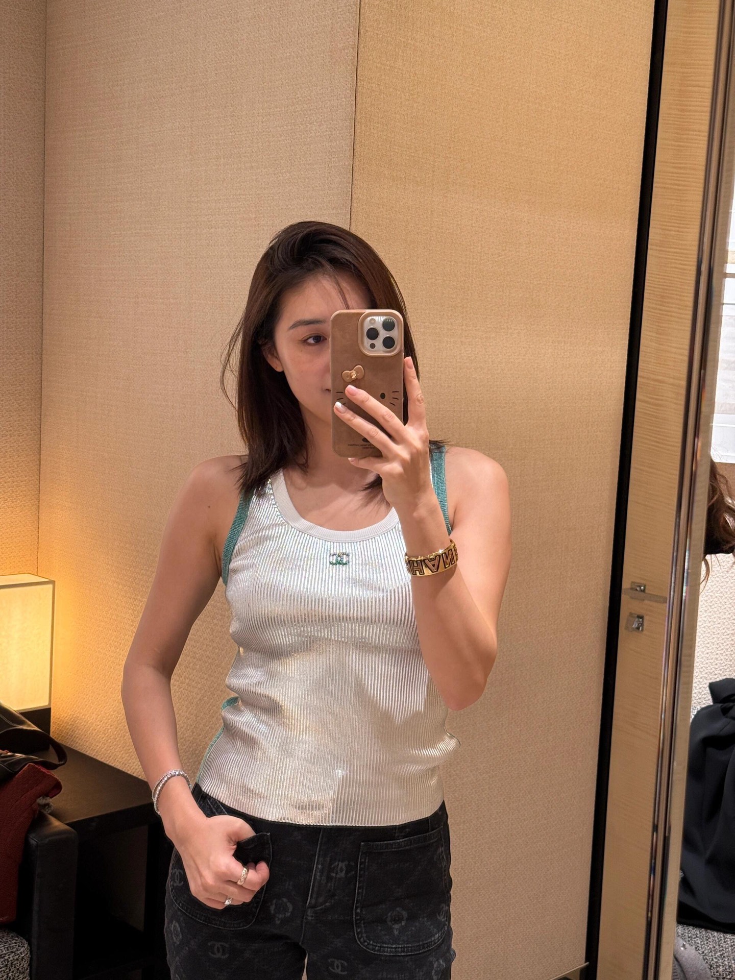 NO:309742,Brand Chane* 25c new product Silver coated contrasting yarn knitted vest丨Exclusive yb development!  High-end production!  This season must be a hit!  The cool and age-reducing girlish temperament outfit!  Gradient logo hardware embroidery, the classic style is versatile and fashionable and high-end!  Detailed workmanship quality is in place. S/M/L is available in stock, chanel, alexander wang19860909批 Chane* 25c新品 银色涂层撞色纱线针织背心丨独家yb开发！高版出品！本季必入爆款！未来感酷炫减龄少女气质穿搭！渐变logo五金刺绣,经典版型百搭不挑人时髦又高级！细节做工品质全面到位.现货发售S/M/L,,chanel,alexander wang,Women's clothing