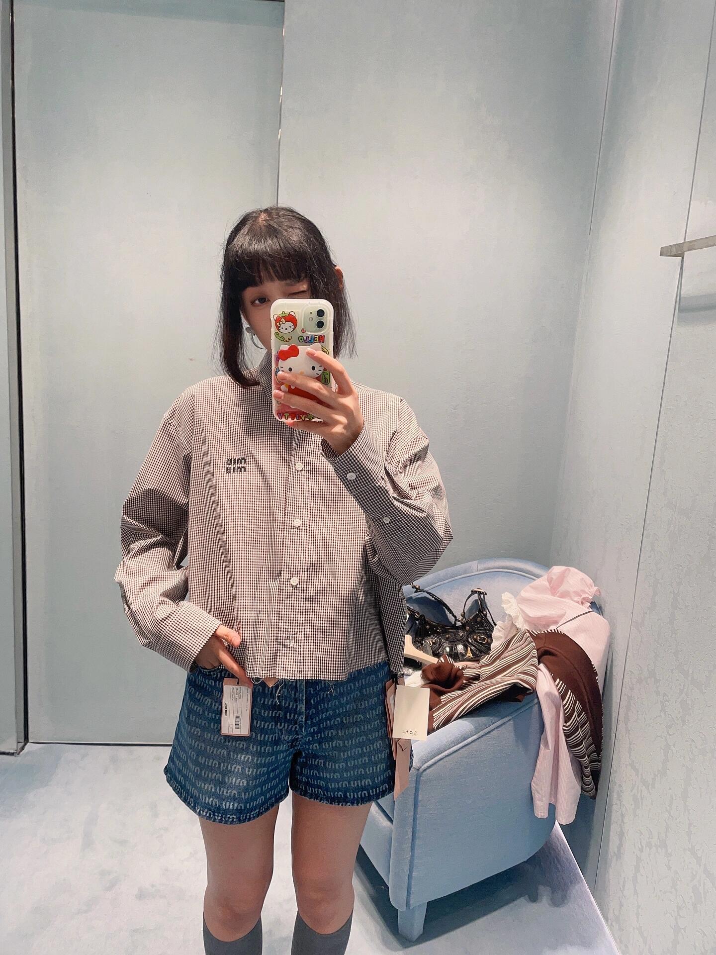 NO:312856,Batch mium*25Ss early spring new logo embroidered fresh checked shirt丨Exclusive high-end production!  A young girlish short shirt with a press-pleated low-waisted skirt!  The embroidered letter logo is low-key and luxurious, and the original customized color woven plaid fabric has a great texture. A set of matching styles makes the upper body look slimming!  It is sweet or salty and has a versatile temperament that is not picky!  Workmanship quality depends on the details. S/M/L is available in stock, miumiu, skirts, shirts, alexander wang19860909批 mium*25Ss早春新款 logo刺绣清新格纹衬衫丨独家高版出品！减龄气质少女风短款衬衫搭配压褶低腰半裙！刺绣字母logo低调奢华,原版定制色织格纹面料质感超赞.一套搭配版型上身巨显瘦！可甜可盐气质百搭不挑人！做工品质看细节.现货发售S/M/L,,miumiu,skirts,shirts,alexander wang,Women's clothing