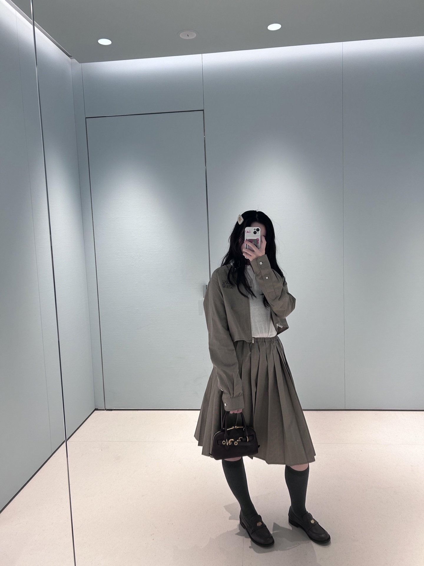 NO:310283,Mium*25Ss early spring new style, fashionable retro checked logo pleated skirt丨Exclusive yb development!  High-end production!  Continue to Miu-toned pleated skirt~ The pattern of the customized fabric is fully cut, and the style is cut in place and zero changes!  There is also exquisite embroidery. All details are matched online with the same series of shirts. It is a perfect sense of luxury!  The highest quality workmanship depends on the details!  S/M/L, miumiu, skirts, shirts, alexander wang19860909批mium*25Ss早春新款 洋气复古格纹徽标百褶半裙丨独家yb开发！高版出品！继续miu腔调百褶半裙～ 定制面料的纹路格调拉满 版型裁剪到位 零改动哦！还有精致的刺绣 所有细节都在线搭配同系列衬衫一套妥妥的高级感必须！最高品质做工品质看细节！现货发售S/M/L,,miumiu,skirts,shirts,alexander wang,Women's clothing