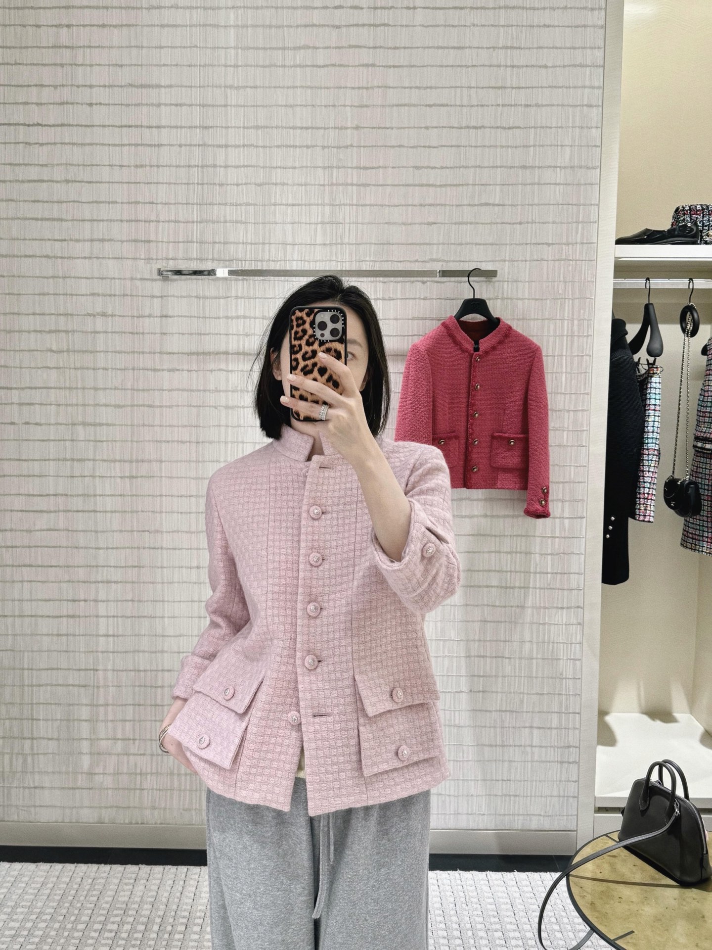 NO:310289,Crack Chane*25C early spring new style pink fine coat | exclusive yb development!  High-end production!  At first glance, I was deeply attracted by its gentle temperament. Pink is full of girlish hearts. It is matched with exquisite fine plaid design, which reveals extraordinary taste in simplicity. It becomes a beautiful landscape in autumn and winter. It is soft but not lost in bright spots. The double pocket design, and the small and delicate wool buttons embellished on it. Every small place is full of small details, and the upper body is even more comfortable and comfortable. Whether it is matched with skirts and pants, it can show the charm of different styles. One of the versatile items in the wardrobe is available in stock. S/M/L, chanel, skirts, jackets & coats, alexander wang19860909批 Chane*25C早春新款 粉色细格外套丨独家yb开发！高版出品！第一眼就被它的温柔气质深深吸引, 粉色充满了少女心,搭配上精致的细格纹设计,简约中透露出不凡品味,在秋冬季节里成为一道亮丽风景线,柔和而不失亮点的粉色,双口袋设计,以及点缀其上的小巧精致毛呢扣子 每一个小地方都充满着小细节,上身更是舒适自在,无论是搭配裙子裤子都能展现出不同风格的魅力,衣橱里的百搭单品之一 现货发售S/M/L,,chanel,skirts,jackets & coats,alexander wang,Women's clothing