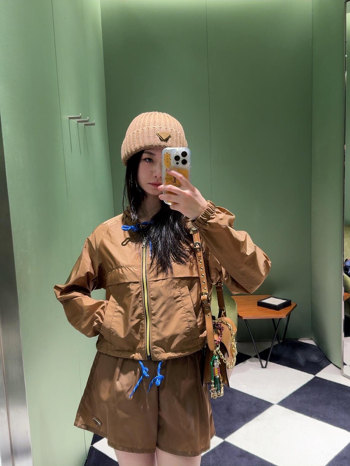 NO:310781,Prad* 25Ss spring and summer new style retro British style thin short hooded jacket丨Exclusive yb development! High-end production! This is the first windbreaker for the early spring wardrobe!! The upper body is really super stylish~ Easy to grasp the perfect atmosphere of the clothes design, no matter tall or small, you can control the style very fashionable and atmospheric! Sisters all closed my eyes and urged me! Customized fabrics with excellent texture~ Recommended popular products! Pay attention to the difference between the market and see the picture version. S/M/L, prada,hats,alexander wang19860909批