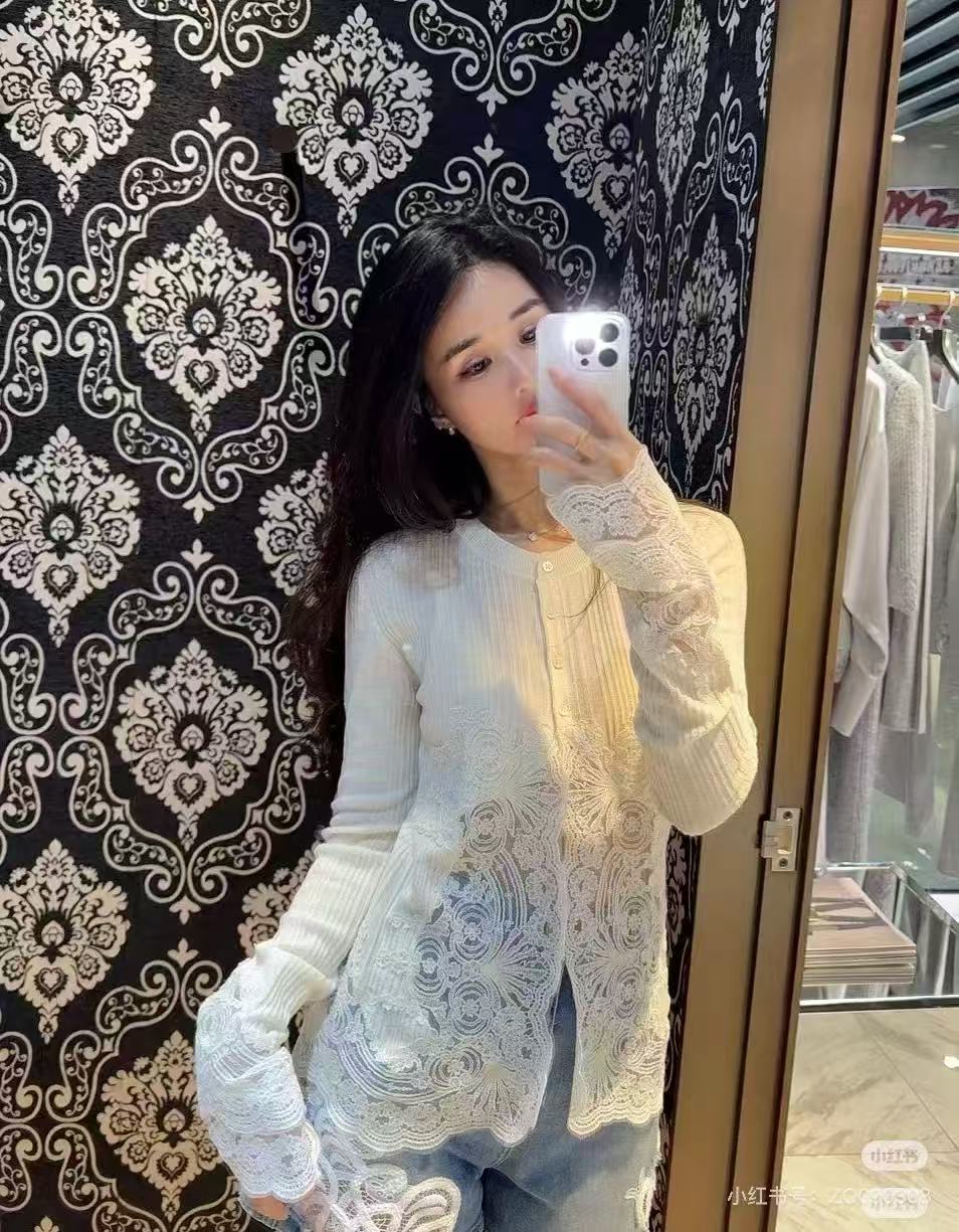 NO:311275,Batch Erman* Scervin*25Ss early spring new style heavy process positioning three-dimensional water-soluble flower lace splicing knitted cardigan | Exclusive yb development!  High-end production!  The exquisite lace splicing is elegantly decorated, adding French style to the soft style. The lace splicing design at the cuffs and hem adds a bit of feminine delicacy and romance to the simple cardigan. It highlights a unique taste and style. Whether it is matched with simple jeans or elegant skirts, it can be easily controlled!  Spot sale 38/40/42, skirts, jeans, alexander wang19860909批 Erman* Scervin*25Ss早春新款 重工艺定位立体水溶花蕾丝拼接针织开衫丨独家yb开发！高版出品！精致的蕾丝拼接优雅装饰,增添法式柔美风情.袖口与下摆处的蕾丝拼接设计,为简约的开衫增添了几分女性特有的细腻与浪漫.彰显出独特的品味与格调,无论是搭配简约的牛仔裤、优雅的半身裙,都能轻松驾驭！现货发售38/40/42,,skirts,jeans,alexander wang,Women's clothing