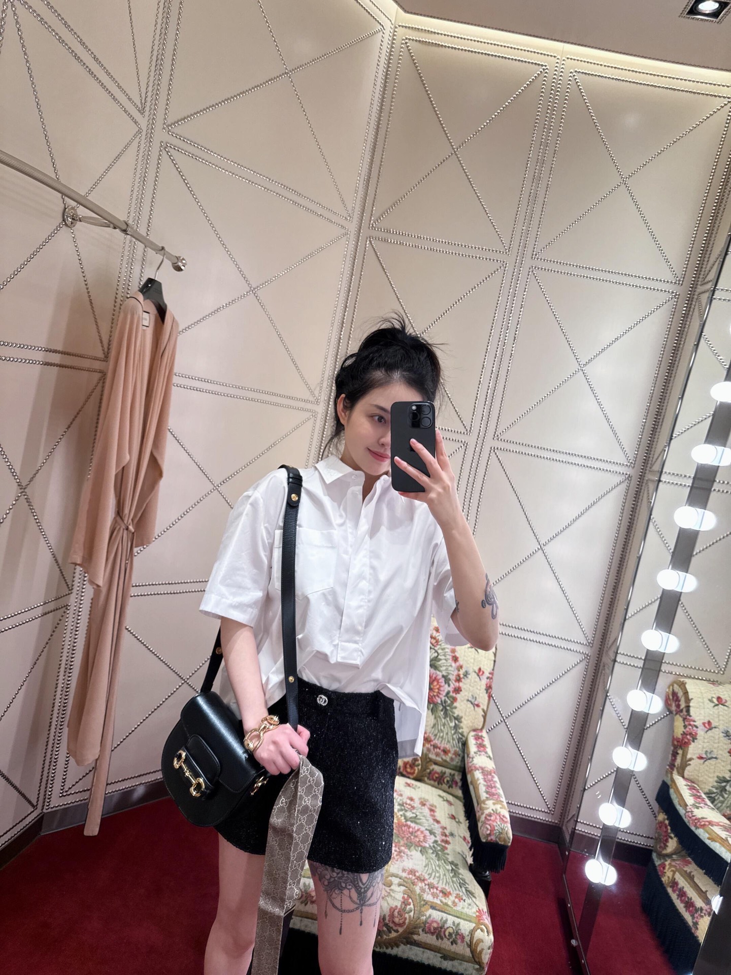 NO:311278,Bulk Gucc* 25Ss early spring new style letter embroidered lapel half button short-sleeved shirt丨Exclusive yb development!  High-end production!  Short loose fit, neckline letter embroidery decoration, clean and elegant, back slit, good looking no matter how you wear it, fashionable and versatile, a single item that is suitable for both a strong woman style or a casual and casual style. The upper body shows its temperament. S/M/L is on sale in stock, gucci,shirts, T-shirt, alexander wang19860909批 Gucc* 25Ss早春新款 字母刺绣翻领半扣短袖衬衫丨独家yb开发！高版出品！短款宽松版型 领口字母刺绣装饰 干净大方 后背开叉小心机 怎么穿都很好看 时尚又百搭 干练女强人风还是休闲随性的风格都适配的一款单品 上身巨显气质 现货发售S/M/L,,gucci,shirts,T-shirt,alexander wang,Women's clothing