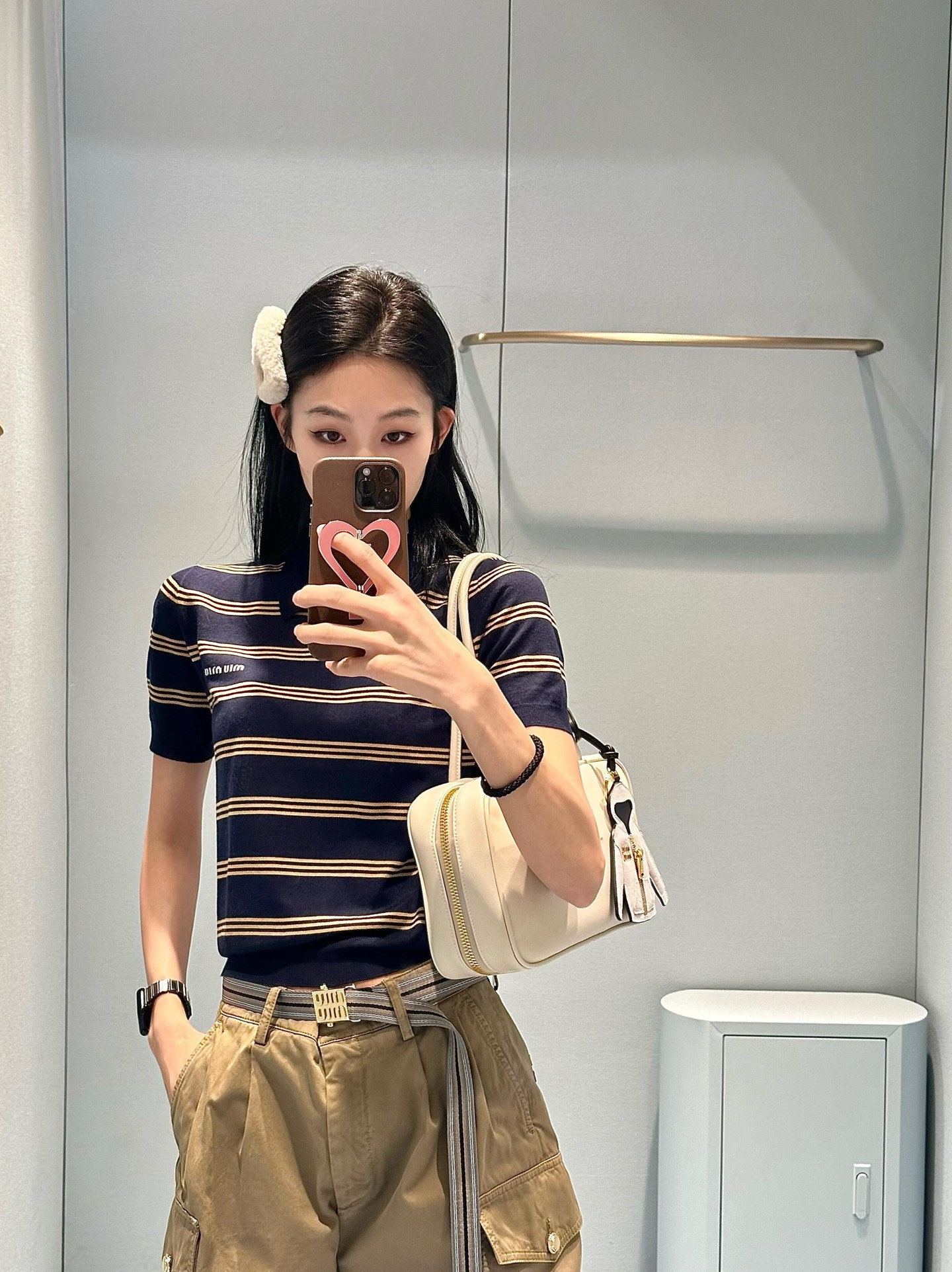 NO:311283,Batch MiuM*u 25Ss early spring new style logo striped polo collar knitted top | Exclusive yb development!  High-end production!  The yellow stripes have more highlights, showing the straight shoulders. The girlish ceiling, the youthful and energetic girlish feeling that overflows the screen, and the layering is also yyds. It seems basic, but it can interpret a variety of different styles through simple matching and daily versatility. It comes with a college style, and is sweet and girlish. S/M/L, miumiu, alexander wang19860909批 MiuM*u 25Ss早春新款 徽标logo条纹polo领针织上衣丨独家yb开发！高版出品！黄色条纹更有亮点,超显直角肩 少女感天花板,溢出屏幕的青春活力少女感,叠穿也是 yyds,看似基础,却能通过简单的搭配,日常百搭,诠释出多种不同的风格穿搭.自带学院范,又甜又少女.现货发售S/M/L,,miumiu,alexander wang,Women's clothing