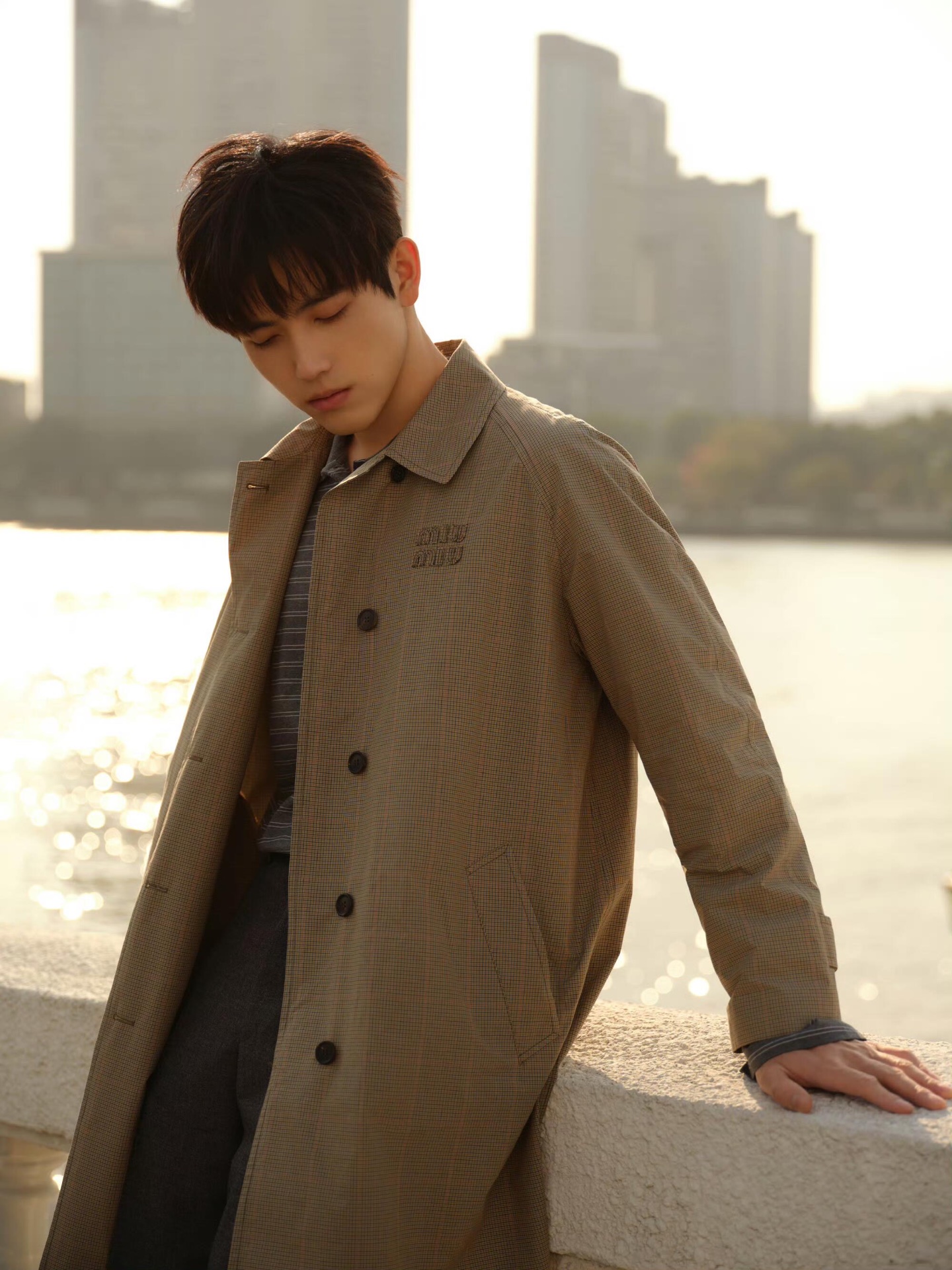 NO:311320,MiuM*u 25Ss early spring new style plaid college style men and women with long windbreaker | Exclusive yb development!  High-end production!  Oversize style, both men and women can wear gender-free outfits so cool that this one is really amazing!  The upper body looks beautiful and perfectly interprets the high-end aura~ the style is very fashionable and elegant!  Custom fabrics with excellent texture~ Recommended hot products!  S/M/L, miumiu, versace, alexander wang19860909批MiuM*u 25Ss早春新款 格纹学院风男女同款长款风衣丨独家yb开发！高版出品！oversize版型男女皆可无性别穿搭真的帅到爆炸这款真的太了！ 上身好看完美演绎高级气场～版型非常时髦大气！定制面料 质感绝佳～爆款推荐！现货发售S/M/L,,miumiu,versace,alexander wang,Women's clothing