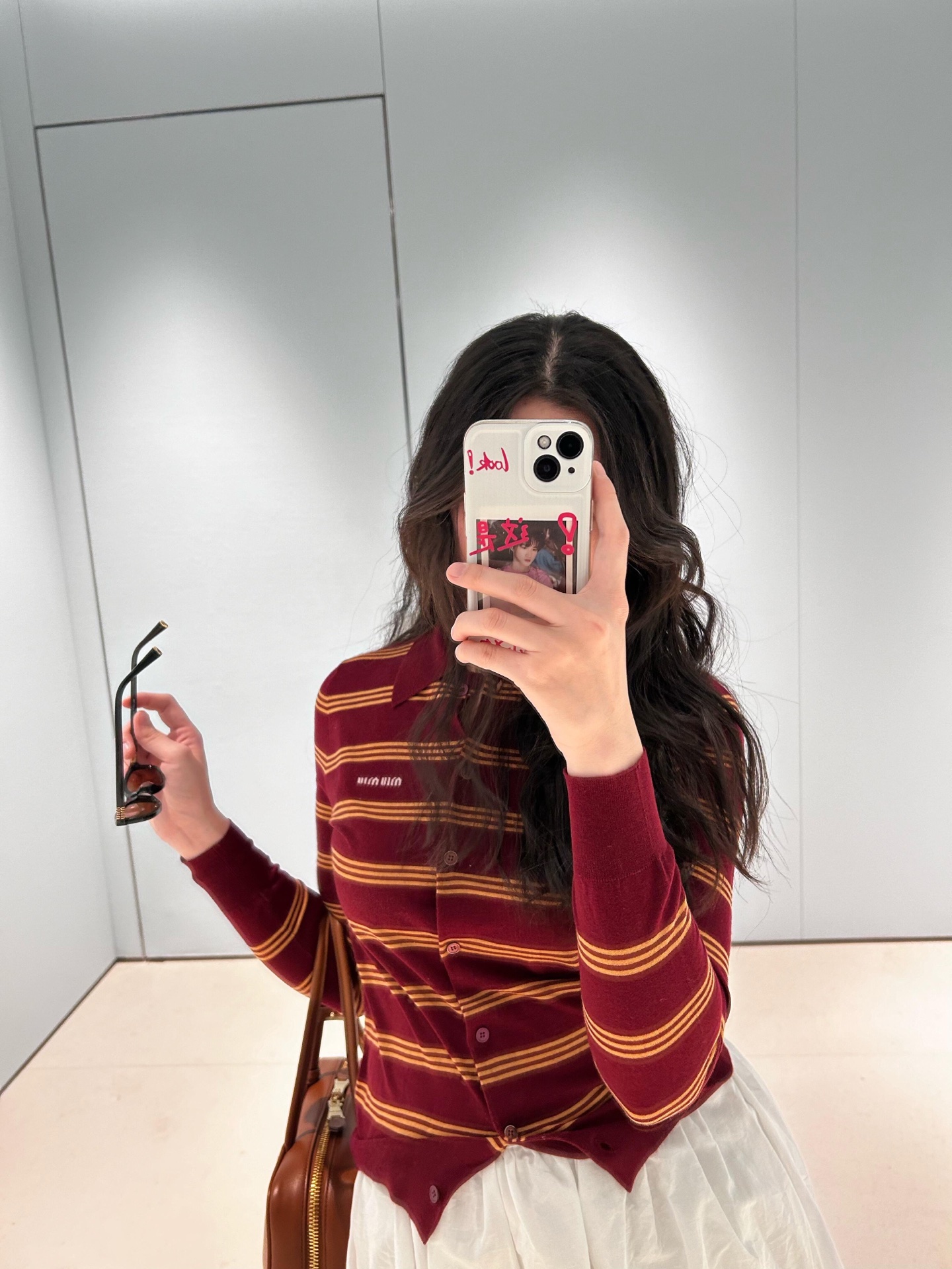 NO:323973,Batch MiuM*u 25Ss early spring new logo logo striped polo collar knitted cardigan丨Exclusive yb development!  High-end production!  The yellow stripes have more highlights, the girlish ceiling, the youthful and energetic girlish feeling overflowing the screen, and the layering is also yyds. It seems basic, but it can interpret a variety of different styles through simple matching and daily versatility. It comes with a college style, sweet and girlish. S/M/L, miumiu, alexander wang19860909批 MiuM*u 25Ss早春新款 徽标logo条纹polo领针织开衫丨独家yb开发！高版出品！黄色条纹更有亮点,少女感天花板,溢出屏幕的青春活力少女感,叠穿也是 yyds,看似基础,却能通过简单的搭配,日常百搭,诠释出多种不同的风格穿搭.自带学院范,又甜又少女.现货发售S/M/L,,miumiu,alexander wang,Women's clothing