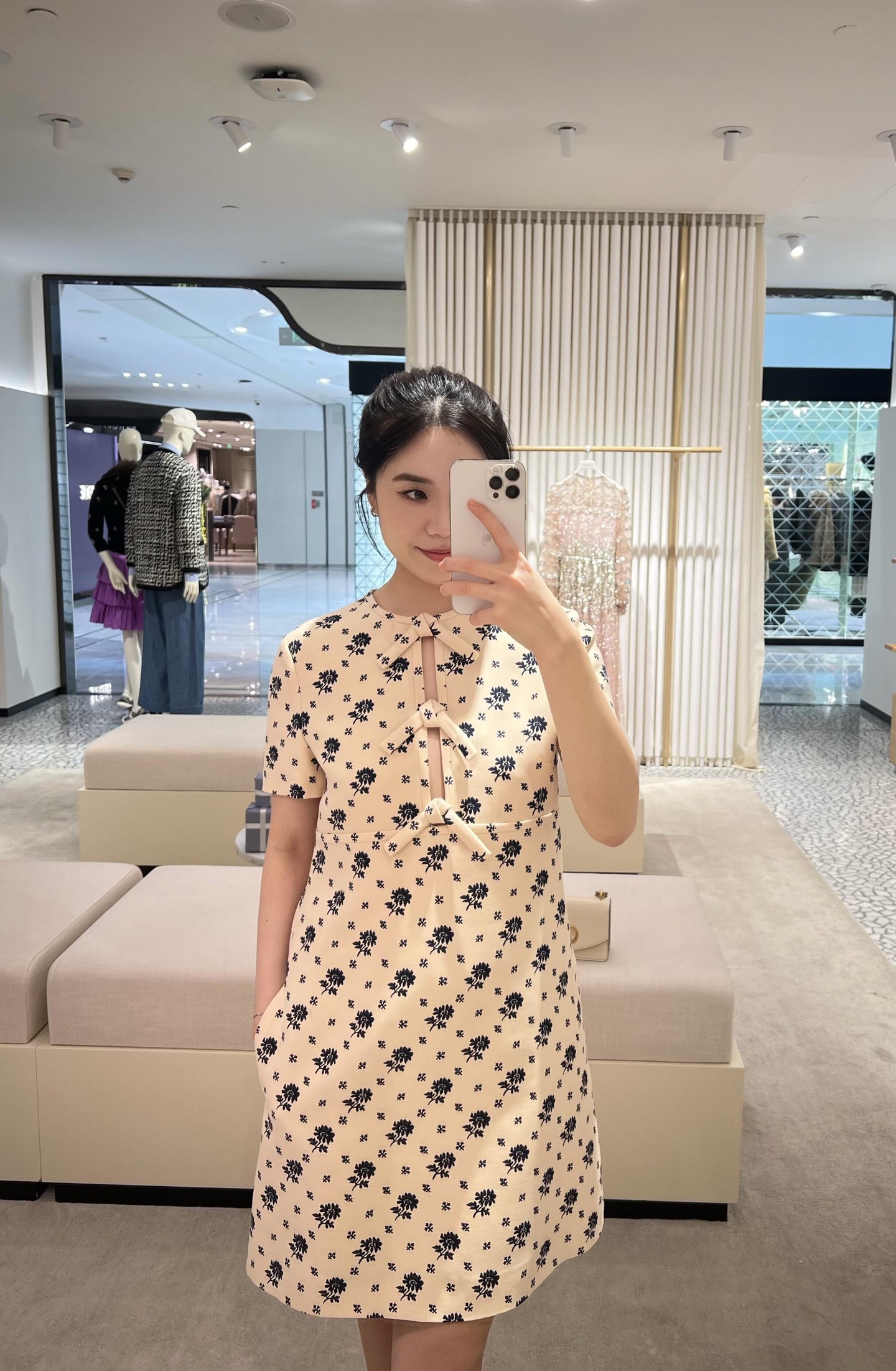 NO:320006,Batch Valenti*o 25Ss early spring new style floral print bow neck short-sleeved dress丨Exclusive high-end production!  A dress that can make summer stunning, romantic and elegant!  Not only is it a heart-warming look, but the upper body is also amazing. The holiday atmosphere is full~ Customized fabrics are comfortable and breathable, and daily maintenance is stress-free, so comfortable for the whole spring and summer sisters!  Take it down quickly!  S/M/L, valentino, skirts, T-shirt, alexander wang19860909批 Valenti*o 25Ss早春新款 花卉印花蝴蝶结领口短袖连衣裙丨独家高版出品！一条即可把夏日惊艳浪漫又气质的连衣裙！不仅一眼心动 上身也是敲惊艳 度假氛围感拉满了～定制面料舒适透气 日常打理无压力 可舒适一整个春夏姐妹们！赶紧拿下！现货发售 S/M/L,,valentino,skirts,T-shirt,alexander wang,Women's clothing