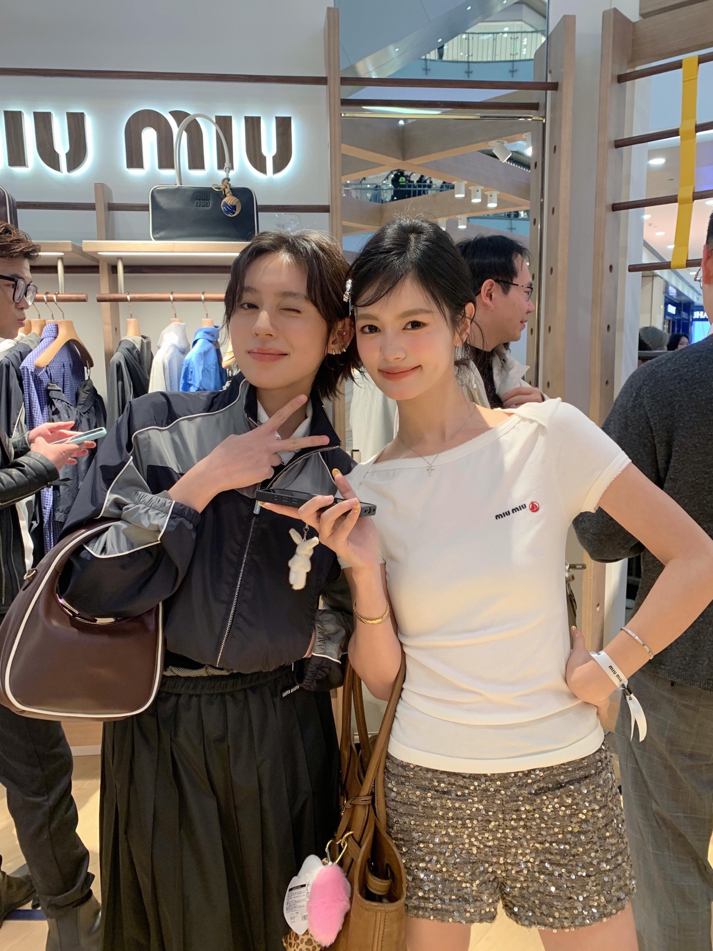 NO:323359,MiuM*u 25Ss early spring new Petit Bateau X Miu co-branded letters small sailboat logo lace short-sleeved T-shirt | Exclusive yb development!  High-end production!  A series of shipments!  Really great recommendation, it's so easy to wear and feel comfortable to wear!  The neckline design is unique, the red small sailboat embroidery is very exquisite, and the cute lace edges are too pure!  It is really comfortable cotton, comfortable and breathable, and the skirts and pants are freely matched~S/M/L, miumiu, skirts, T-shirt, tees, t-shirt, alexander wang19860909批 MiuM*u 25Ss早春新款 Petit Bateau X Miu联名款字母小帆船logo花边短袖T恤丨独家yb开发！高版出品！一系列出货！真的大推荐,太好穿了舒服好搭！领口的设计别出心裁,红色的小帆船刺绣非常精致,可可爱爱的蕾丝边太纯了！真的是很舒服的棉,舒适透气,裙子裤子随意搭配～现货发售S/M/L,,miumiu,skirts,T-shirt,tees，t-shirt,alexander wang,Women's clothing