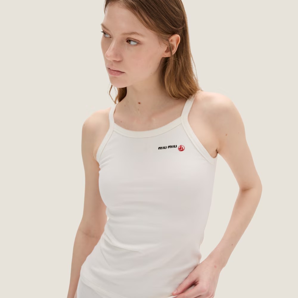 NO:323353,MiuM*u 25Ss early spring new model Petit Bateau X Miu co-branded letter small sailboat logo suspender vest | Exclusive yb development!  High-end production!  A series of shipments!  Really great recommendation, it's so easy to wear and feel comfortable to wear!  The neckline design is unique, the red small sailboat embroidery is very exquisite, and the cute lace edges are too pure!  It is really comfortable cotton, comfortable and breathable, and the skirts and pants are freely matched~S/M/L, miumiu, skirts, alexander wang19860909批 MiuM*u 25Ss早春新款 Petit Bateau X Miu联名款字母小帆船logo吊带背心丨独家yb开发！高版出品！一系列出货！真的大推荐,太好穿了舒服好搭！领口的设计别出心裁,红色的小帆船刺绣非常精致,可可爱爱的蕾丝边太纯了！真的是很舒服的棉,舒适透气,裙子裤子随意搭配～现货发售S/M/L,,miumiu,skirts,alexander wang,Women's clothing