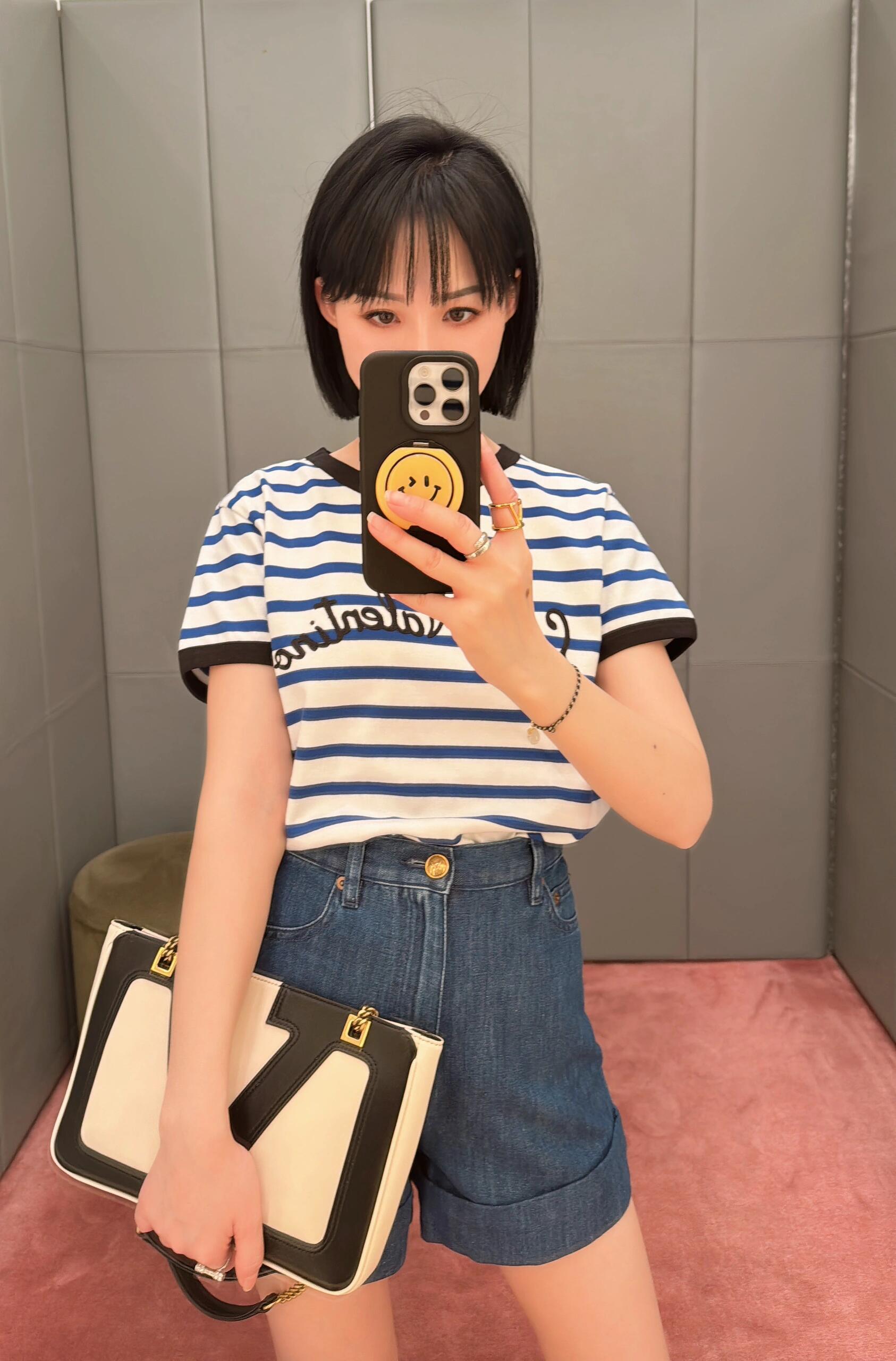 NO:312829,Batch Valentin* 25Ss Spring and Summer New Style Striped Letter Embroidered Round Neck Short Sleeve T-shirt | Exclusive yb development!  High-end production!  Customized YB native cotton material, breathable and comfortable, full texture, regular T-shirt cut, highlights the brand style, made of gram-weight pure cotton, slightly elastic, gives a slim visual effect, the whole body is intertwined, the neckline cuffs are covered with contrasting threads as design highlights, three-dimensional embroidered arched floral letters on the chest, make the simple brand letter logo become fashionable and embellished in fashion, highlighting the high-end style, S/M/L on sale in stock, valentino, T-shirt,tees, t-shirt,alexander wang19860909批 Valentin* 25Ss春夏新款 条纹字母刺绣圆领短袖T恤丨独家yb开发！高版出品！定制YB原生全棉材质 透气舒适 质感十足 常规T恤裁剪 凸显品牌格调 采用克重纯棉制成 略带有弹力 呈现显瘦视觉效果 通体条纹交织 领口袖口以撞色螺纹包边作设计亮点 胸前立体刺绣拱形花体字母 让简单的品牌字母徽标秒变时尚单品点缀 彰显高级格调 现货发售S/M/L,,valentino,T-shirt,tees，t-shirt,alexander wang,Women's clothing