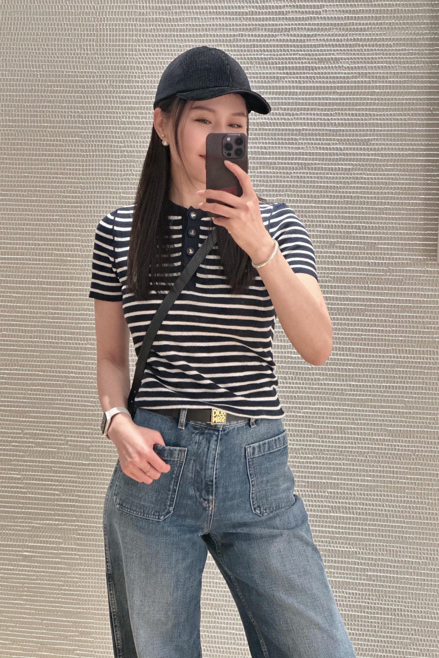 NO:313364,Batch Dio* 25Ss Spring and Summer New Products Line Tenss Special Garnish Navy Striped Round Neck Knitted Tops | Exclusive YB Development!  High-end production!  Navy blue stripes contrasting colors are super white tones!  Imported yarns are soft, delicate, breathable and comfortable!  Customized anchor metal buckle, classic style with huge slim upper body!  Elegant and versatile item!  A rich and beautiful woman must come in!  S/M/L,dior,alexander wang19860909批 Dio* 25Ss春夏新品 亚麻天丝特种纱海军风条纹圆领针织上衣丨独家yb开发！高版出品！海军蓝条纹撞色超级显白的色调！进口纱线质感柔软细腻透气舒适！定制船锚金属扣,经典版型上身巨显瘦！气质优雅百搭单品！白富美必入！现货发售 S/M/L,,dior,alexander wang,Women's clothing