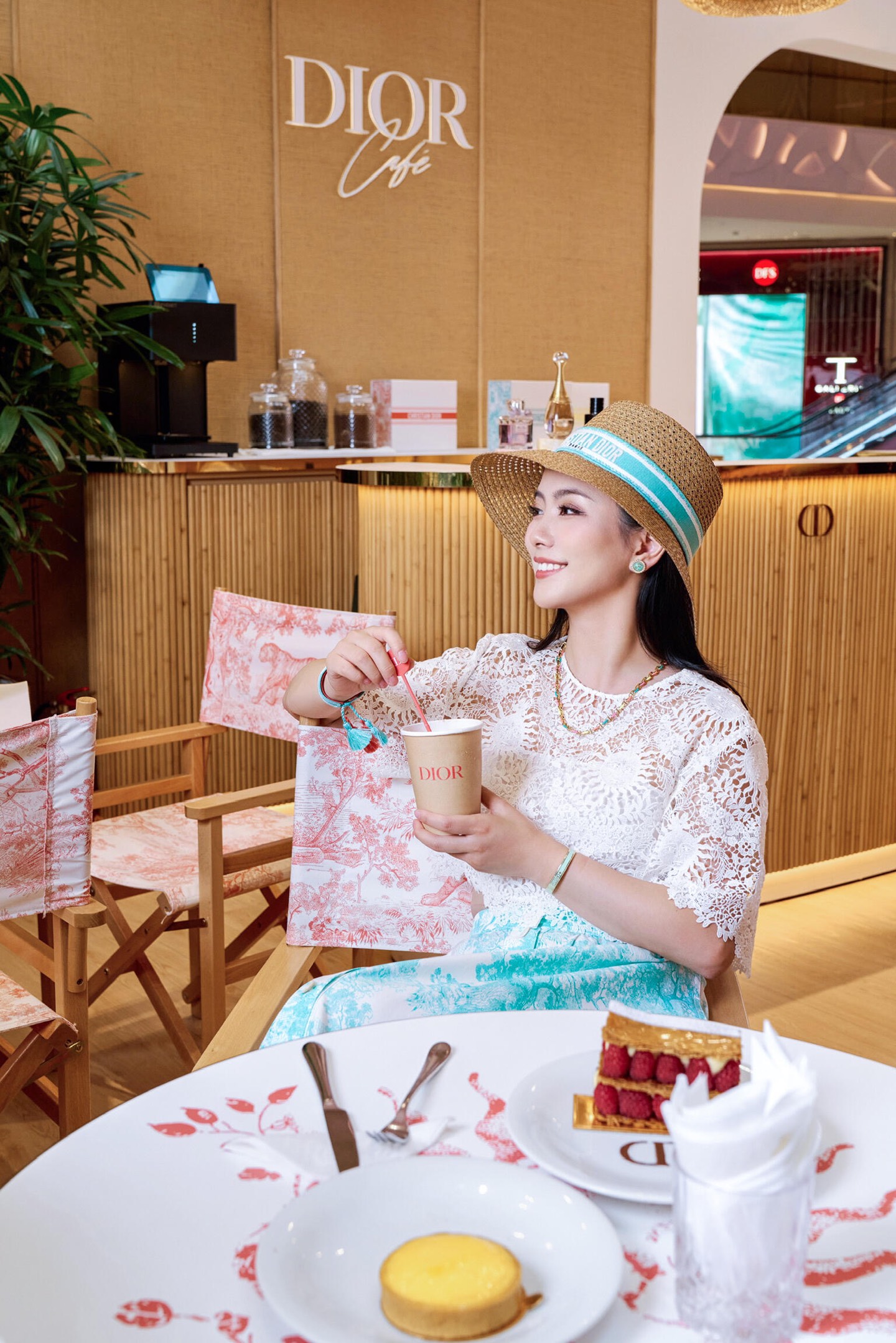 NO:320462,Dio* 25Ss spring and summer new style Sun Goddess series water-soluble flower short top丨Exclusive high-end production!  Sun God pattern hollow lace fabric is high-end and fashionable!  Aging-reducing high waistline design, H-shaped upper body makes you look slimmer!  A must-have for a wardrobe!  Casual and fashionable handsome items!  Perfect workmanship quality depends on the details. S/M/L, dior, alexander wang19860909批 Dio* 25Ss春夏新款 太阳女神系列水溶花短上衣丨独家高版出品！太阳神图案镂空蕾丝面料高级又时髦！减龄高腰线设计H版型上身巨显瘦！衣橱必备的万年搭！休闲时髦的帅气单品！完美做工品质看细节.现货发售 S/M/L,,dior,alexander wang,Women's clothing