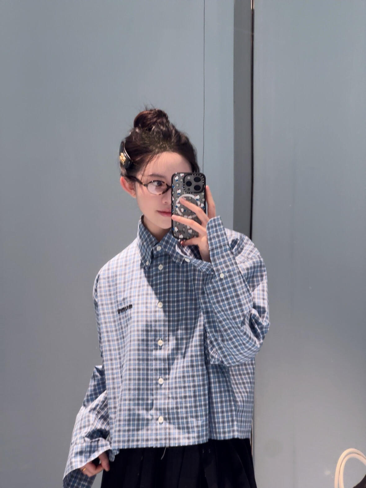 NO:325107,Batch Miu Mi* 25Ss early spring new style retro college style vertical striped blue plaid shirt丨Exclusive yb development!  High-end production!  Continue to the miu accent, the girl group college style moves, yb customized plaid patterns, full style, cut in place, zero modification, and exquisite embroidery, the details and workmanship are in full. S/M/L,,miumiu,shirts,alexander wang19860909批 Miu Mi* 25Ss早春新款 复古学院风竖条纹蓝格子衬衫丨独家yb开发！高版出品！继续miu腔调 女团学院风走起 yb定制的格子纹路 格调拉满 版型裁剪到位 零改动哦 还有精致的刺绣 细节做工品质全面到位.现货发售 S/M/L,,miumiu,shirts,alexander wang,Women's clothing