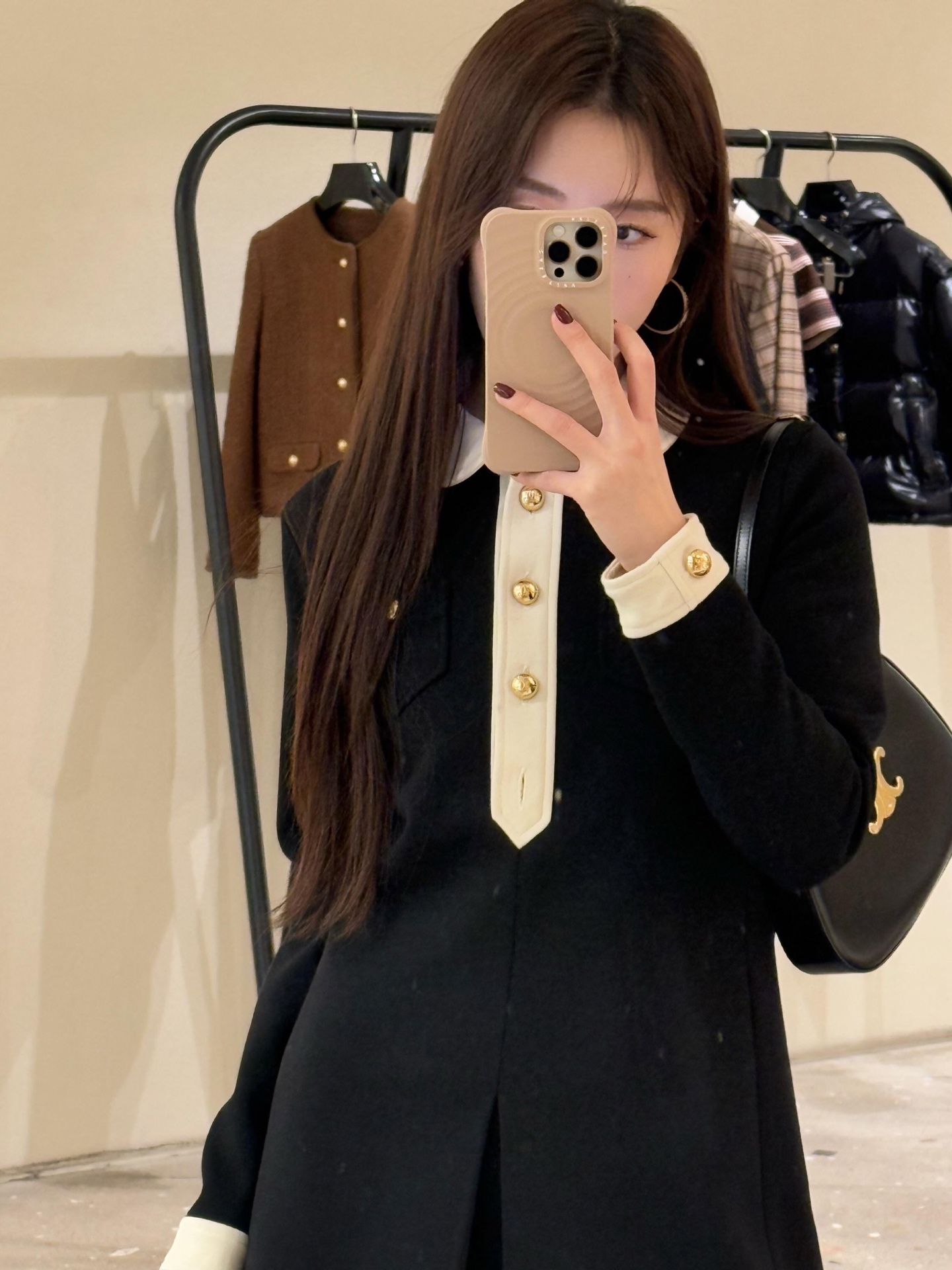 NO:323929,Cellin* 25Ss early spring new style button lapel color-blocking long-sleeved dress丨Exclusive high-end production!  No one can reject an elegant and elegant dress, the slim fit is huge and slim. The upper body turns into a paper man in seconds. Sisters of all kinds of figures can control it!  It's simply awesome!  Fashionable and avant-garde temperament online. A dress with a sense of atmosphere. Wear it and make you debut in the C position. It is an excellent choice for early spring daily life and vacation!  S/M/L, celine, skirts, alexander wang19860909批 Celin* 25Ss早春新款 纽扣翻领拼色长袖连衣裙丨独家高版出品！没有人能拒绝优雅气质的连衣裙吧修身版型巨显瘦 上身秒变纸片人 各种身形的姐妹都可以驾驭！ 简直就是绝绝子！时髦前卫 气质在线 自带氛围感的一条连衣裙 穿上它妥妥滴让你C位出道 是早春日常和度假的极佳选择！现货发售S/M/L,,celine,skirts,alexander wang,Women's clothing