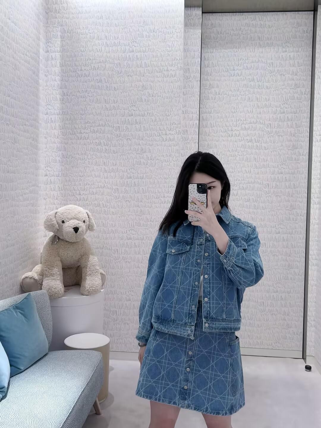 NO:320445,Jacket batch Skirt batch 260Dio* 25Ss early spring new style Tengram denim jacket   skirt suit | Exclusive yb development!  High-end production!  Diamond printed denim washing process does not look monotonous and boring, full of design sense, high waist A-line style paired with short jacket, the upper body shows long legs, is a versatile style that is not picky about people's figure, complete sets are more coordinated and advanced, sweet and cool, available in stock S/M/L,,dior, skirts, jackets & coats,alexander wang19860909外套批 半裙批260Dio* 25Ss早春新款 腾格纹牛仔外套 半裙套装丨独家yb开发！高版出品！菱格印花牛仔洗水工艺 不显单调乏味 设计感十足 高腰A字版型搭配短款外套 上身很显腿长 属于不挑人身材百搭款式 成套穿搭更为协调高级 可甜可酷 现货发售S/M/L,,dior,skirts,jackets & coats,alexander wang,Women's clothing