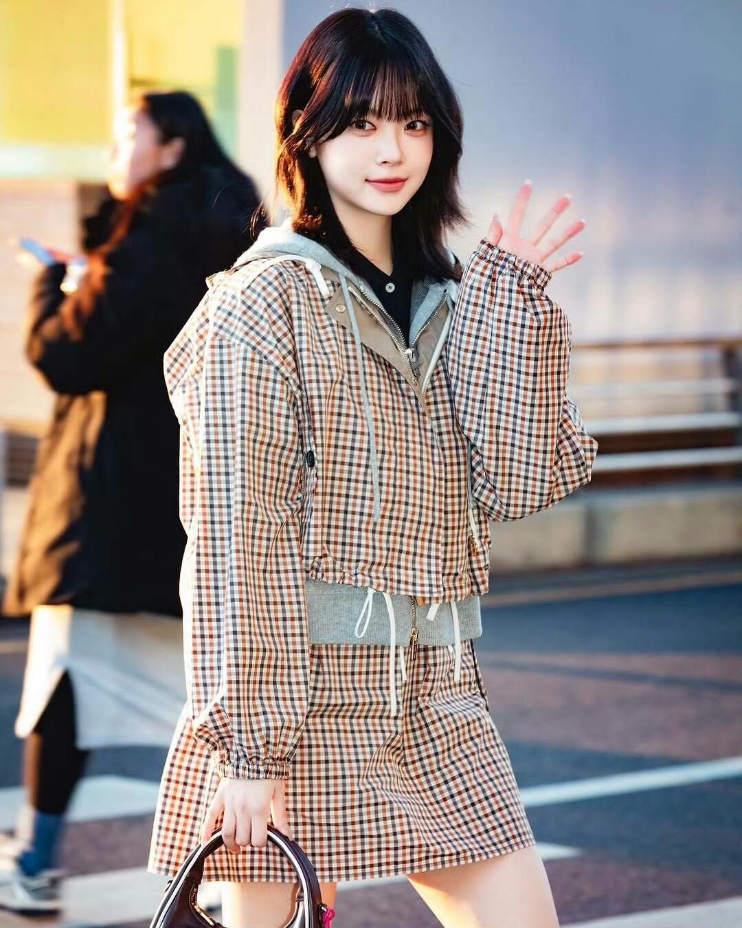 NO:320822,Jacket batch Skirt batch Miu Mi* 25Ss early spring new style Academy style patterned hooded jacket   drawstring mini skirt set | Exclusive yb development!  High-end production!  The coat hood is treated with contrasting colors, forming a collision contrast with the body plaid, adding layered styling, and embellishing the letters and logos on the chest to highlight the brand tone, presenting the style of the Miao Series' exclusive well-behaved college style. The original auxiliary materials are developed. The hooded jacket jacket is paired with the same series skirt. The logo details echo up and down. The drawstring is elastic and adjustable casually. It is easier to highlight the proportional advantages. The complete set is pure and full of points. The separate matching is also very good. The details are fully equipped. The details are available in stock. S/M/L,,miumiu, skirts, jackets & coats, jackets & coats, hats, alexander wang19860909外套批 半裙批Miu Mi* 25Ss早春新款 学院风格纹连帽外套 抽绳迷你半身裙套装丨独家yb开发！高版出品！外套兜帽饰以撞色处理 与通体格纹形成碰撞对比 增添造型层次感 胸前字母徽标点缀装饰 彰显品牌调性 呈现缪系专属乖巧学院风格 原版面辅料开发 连帽夹克外套搭配同系列半裙 徽标细节上下呼应 抽绳松紧随意调节更包容显瘦 轻松突出比例优势 成套穿搭清纯满分 分开搭配也很 细节做工品质全面到位.现货发售 S/M/L,,miumiu,skirts,jackets & coats,jackets & coats,hats,alexander wang,Women's clothing