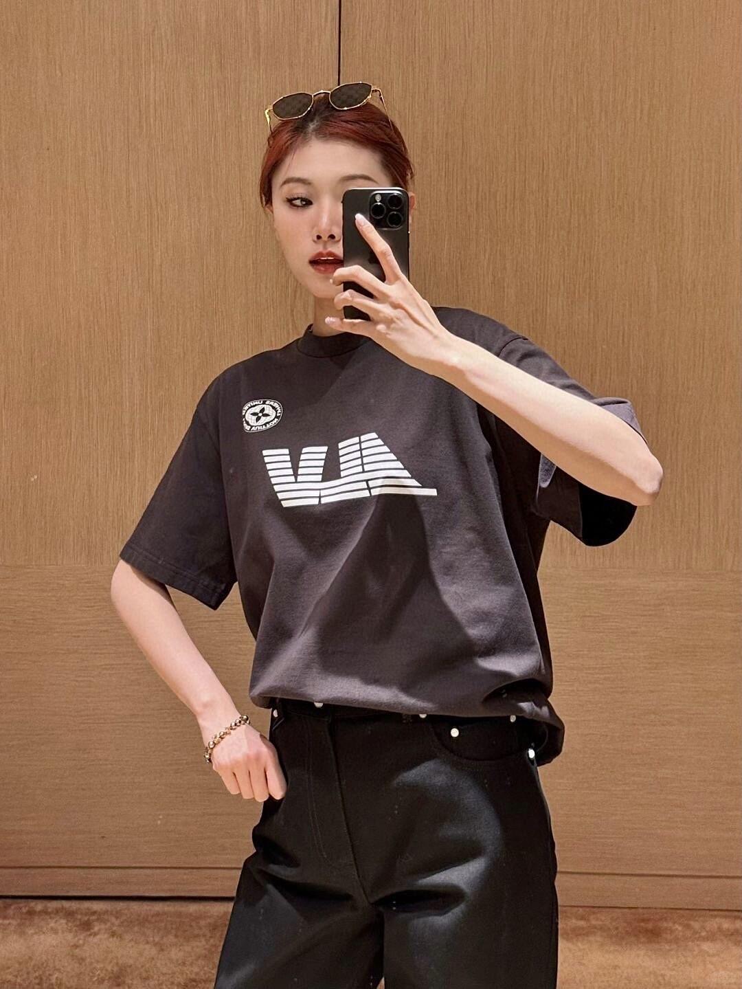 NO:320836,Batch Louis Vuit*on 25Ss early spring new style compass printed round neck short-sleeved T-shirt | Exclusive yb development!  High-end production!  It is the popular Mother Earth color outfit this autumn and winter!  High-density and environmentally friendly elastic adhesive printing process, with a higher density. The printing pattern is fuller and three-dimensional, with stronger visual impact. It can be matched with the same style to create a fashionable shape and control various occasions. Customized auxiliary materials, complete three standards, the same style for men and women!  S/M/L, louis vuitton, T-shirt,tees, t-shirt,alexander wang19860909批 Louis Vuit*on 25Ss早春新款 指南针印花圆领短袖T恤丨独家yb开发！高版出品！ 就是今年秋冬流行的地母色系穿搭！高密度环保弹力胶浆印花工艺,具有较高的密度 印花图案更加饱满、立体,具有更强的视觉冲击力,能与同款搭配营造时尚造型,驾驭各种场合 定制辅料,三标齐全,男女同款！现货发售 S/M/L,,louis vuitton,T-shirt,tees，t-shirt,alexander wang,Women's clothing