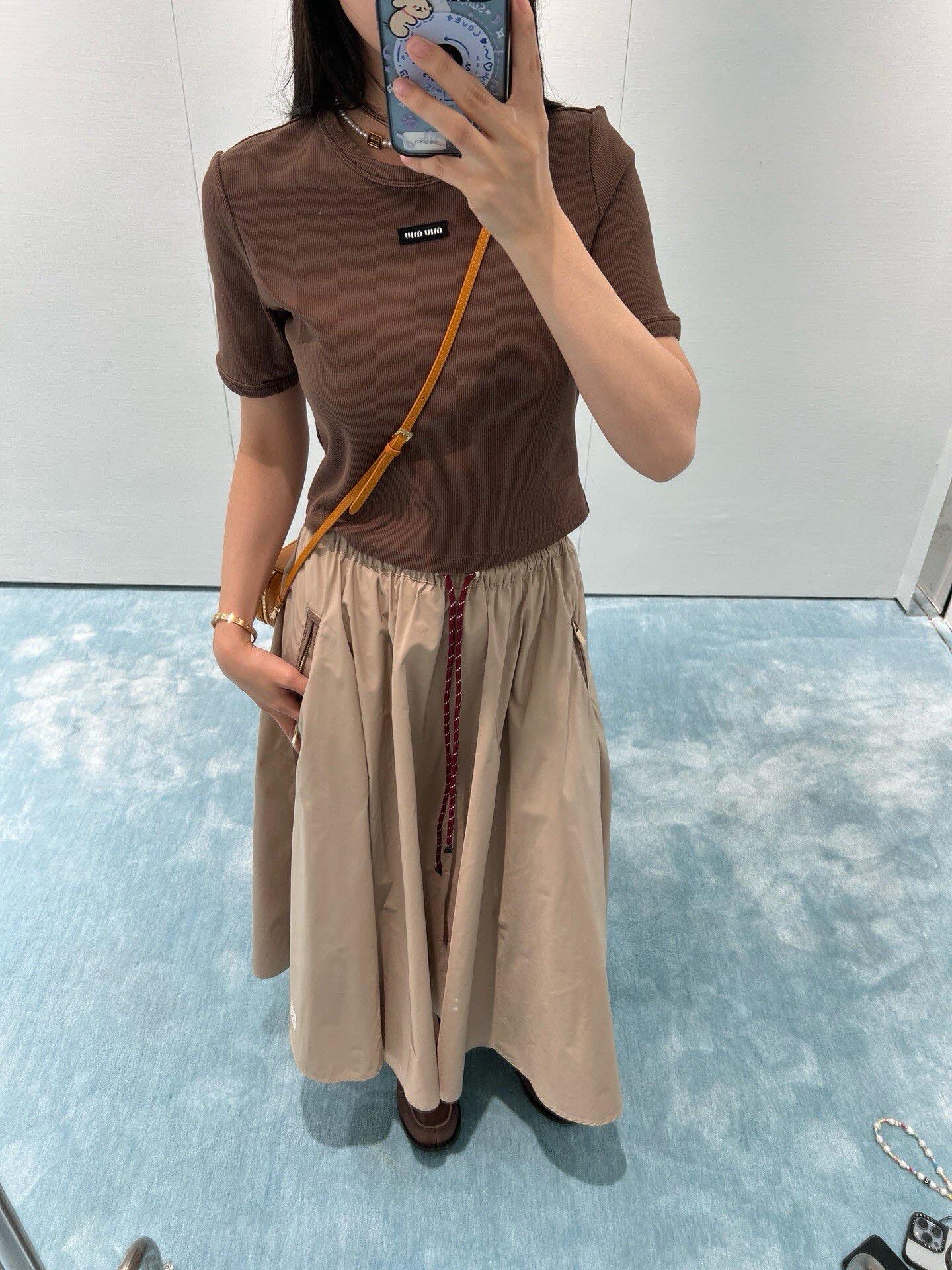 NO:320855,Batch Miu Mi* 25Ss early spring new model, micro-label printed sports style long skirt丨Exclusive yb development!  High-end production!  The original custom fabric is light, comfortable and breathable, and the texture is amazing!  Contrast color wave embroidery craft webbing on the side!  Classic umbrella sporting large A-skirts with versatility and age-reducing girlish style!  Paired with leather-lipped red webbing, fashionable and handsome, sweet or salty!  It is versatile and not picky about others. It is beautiful!  Original custom hardware accessories, workmanship quality depends on details. S/M/L, miumiu, skirts, alexander wang19860909批 Miu Mi* 25Ss早春新款 微标印花运动风长半裙丨独家yb开发！高版出品！原版定制面料轻盈舒适透气质感超赞！侧边撞色波浪刺绣工艺织带！经典伞摆大A裙摆百搭减龄少女风！搭配皮口红色织带时髦帅气可甜可盐！百搭不挑人上身美的不要不要的！原版定制五金配件,做工品质看细节.现货发售 S/M/L,,miumiu,skirts,alexander wang,Women's clothing