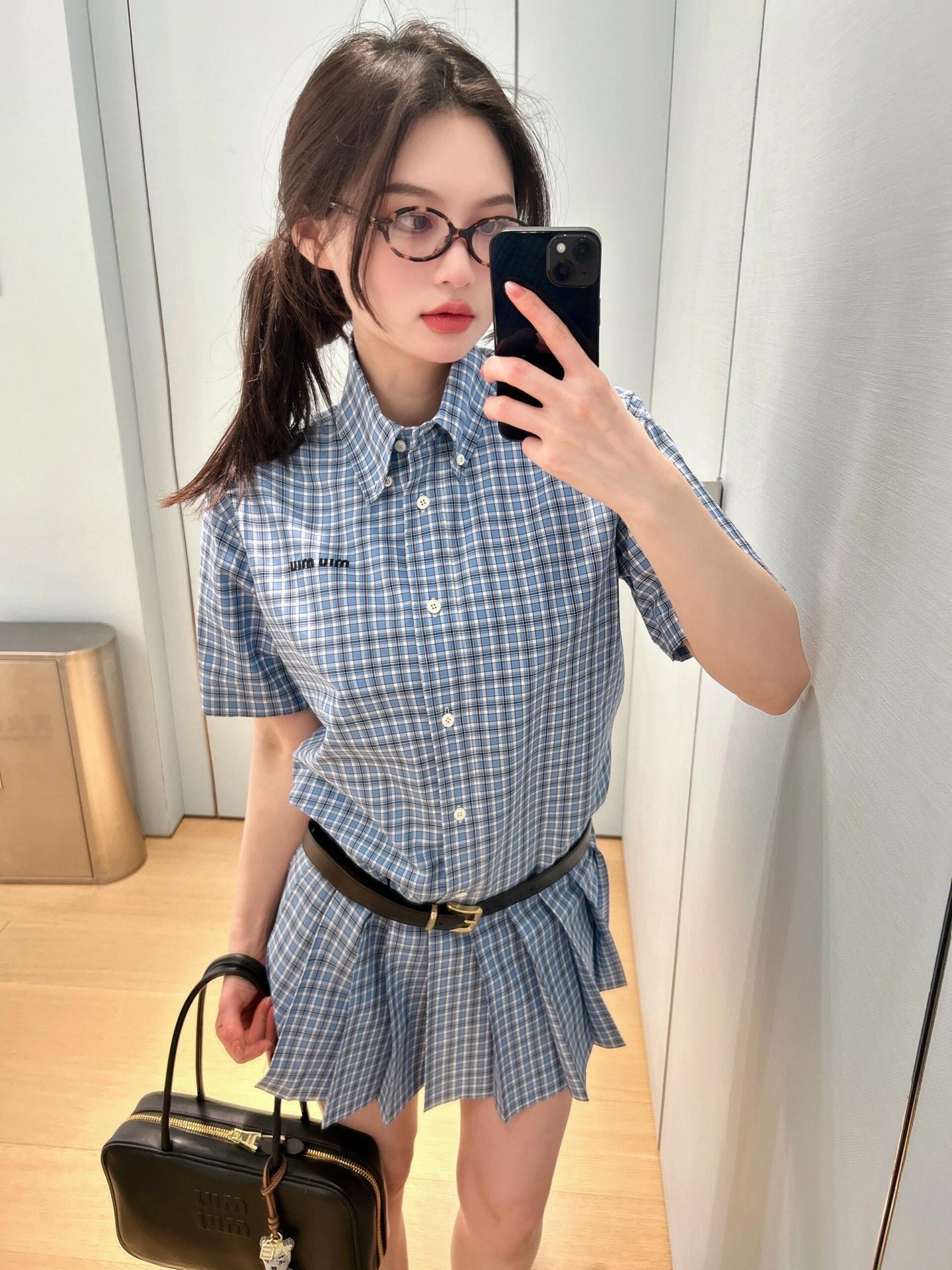 NO:320838,MiuMi* 25Ss early spring new style logo logo embroidered pleated shirt skirt | Exclusive yb development!  High-end production!  The new college-style pattern products are here again, and a series are released. It is easy to create a high-end outfit in the same color. The buttoned shirt has a pointed collar, the three-dimensional logo letter logo embroidery on the chest highlights the style. The 1:1 mold-opening custom single-breasted front closure, and the spliced ​​pleated skirt is very miu. The small girl is also super suitable. The draped straight style is not picky. The upper body is young and fashionable, and the girlish feeling comes out in an instant!  S/M/L, miumiu,skirts,shirts,alexander wang19860909批MiuMi* 25Ss早春新款 logo徽标刺绣百褶衬衫裙丨独家yb开发！高版出品！学院风格纹新品又来啦,一系列都出啦,轻松打造同色系穿搭高级感满满~系扣衬衫尖领,胸口立体logo字母徽标刺绣凸显格调,1:1开模定制单排扣前襟,拼接百褶裙摆就非常的miu,小个子妹子也超级合适,垂坠直筒版型又不会挑人,上身年轻又时髦,少女感一下子就出来了！货发售 S/M/L,,miumiu,skirts,shirts,alexander wang,Women's clothing