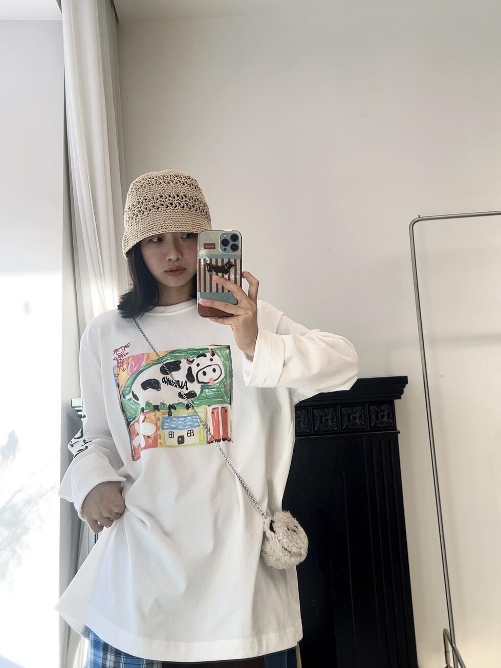 NO:320846,Batch AUBRUI*O 2025ss Spring and Summer New Style Cow Farm Printed Long Sleeve T-shirt | Exclusive high-end production!  A must-have piece of grass planting at a glance. The cotton and lycel fabric are blended, soft and skin-friendly. The pattern is especially like a child's essay, which is cute!  S/M/L, tees, t-shirt, alexander wang19860909批 AUBRUI*O 2025ss春夏新款 奶牛农场印花长袖T恤丨独家高版出品！ 一眼种草必入的一件.棉与莱赛尔面料混纺 ,软软的很亲肤,图案特别像是小孩子的随笔画,可可爱爱！现货发售S/M/L,,tees，t-shirt,alexander wang,Women's clothing