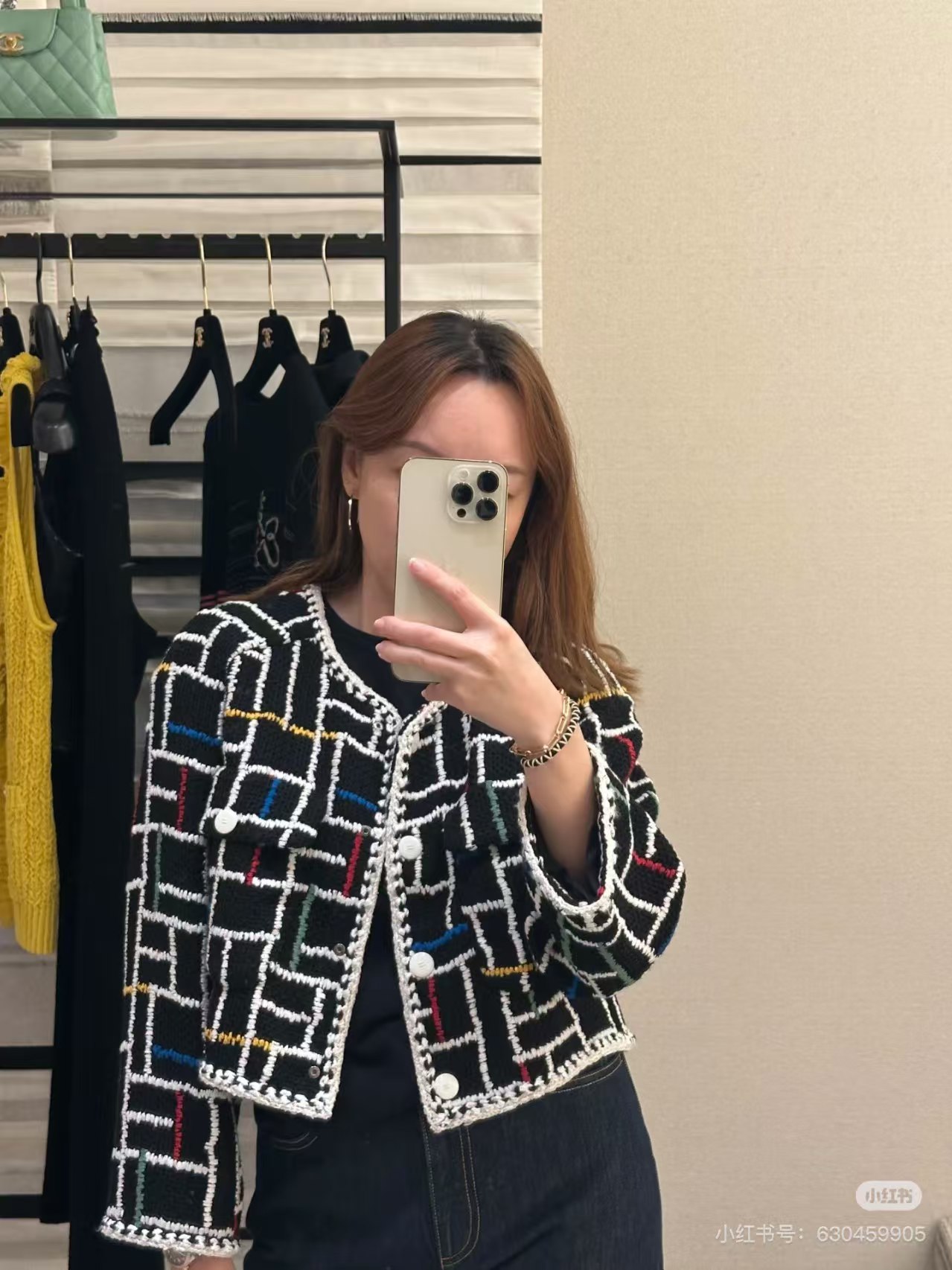 NO:320857,Chane* 25Ss early spring new style vacation series color striped small fragrance jacket | Exclusive yb development!  High-end production!  High-end custom woven woven fabric, round neck single-breasted design, white metal buckle decoration, show charm, top body outfit is fashionable, retro and elegant, not picky for occasions, small people can easily control it, on-site S/M/L,,chanel, jackets & coats,alexander wang19860909批Chane* 25Ss早春新款 度假系列彩色条纹小香风外套丨独家yb开发！高版出品！ 高级定制粗纺编织毛呢面料 圆领单排扣设计 白色金属扣装饰 彰显魅力 上身穿搭时髦洋气 复古又优雅大气 不挑场合 小个子也可轻松驾驭 现货发售 S/M/L,,chanel,jackets & coats,alexander wang,Women's clothing