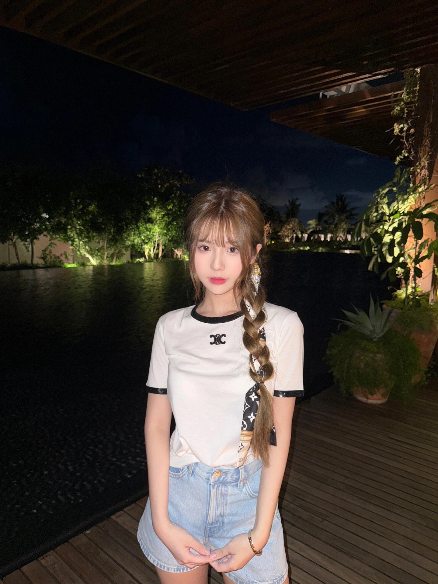 NO:321210,Celin* 25Ss early spring new style Arc de Triomphe embroidered beads short-sleeved T-shirt | Exclusive yb development!  High-end production!  The imported pure cotton fabric has a great texture!  Customized contrasting color bead pieces embroidered edge-packing craftsmanship, temperament, girlish style, age-reducing and fashionable item!  Low-key and luxurious, versatile style, not picky about others, beautiful body!  The quality of workmanship depends on the details!  S/M/L, celine, T-shirt,tees, t-shirt,alexander wang19860909批Celin* 25Ss早春新款 凯旋门刺绣珠片短袖T恤丨独家yb开发！高版出品！进口纯棉面料质感超赞！定制撞色珠片刺绣包边工艺气质少女风减龄又时髦单品！低调奢华,版型百搭不挑人上身美的不要不要的！做工品质看细节！现货发售 S/M/L,,celine,T-shirt,tees，t-shirt,alexander wang,Women's clothing