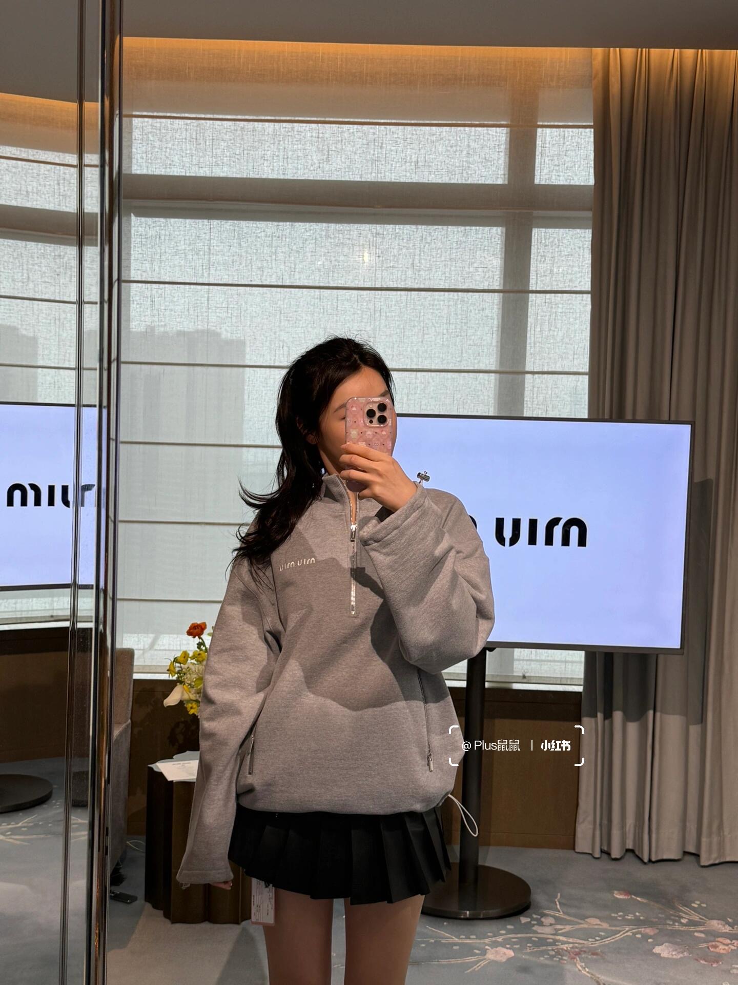 NO:321229,MiuMi* 24Ss early spring new style, classic zipper stand-up collar sweater jacket | Exclusive yb development!  High-end production!  Clean and neat cut, thick, straight and stylish fabric, elastic rope design on cuffs, a variety of outfits, loose and comfortable, full of casual and spicy style. The style is versatile and easy to wear, with its own effect, fashionable and exquisite love, comfortable and stylish!  S/M/L, miumiu, hoodie, sweatshirts, jackets & coats, alexander wang19860909批MiuMi* 24Ss早春新款 经典拉链立领卫衣外套丨独家yb开发！高版出品！干净利落的裁剪,面料厚实挺阔有型,袖口弹力绳设计 多种穿搭 宽松舒适无束缚感,满满的随性酷辣风 版型百搭好穿,自带效果,时髦精的大爱,舒适有型两不误！现货发售 S/M/L,,miumiu,hoodie,sweatshirts,jackets & coats,alexander wang,Women's clothing