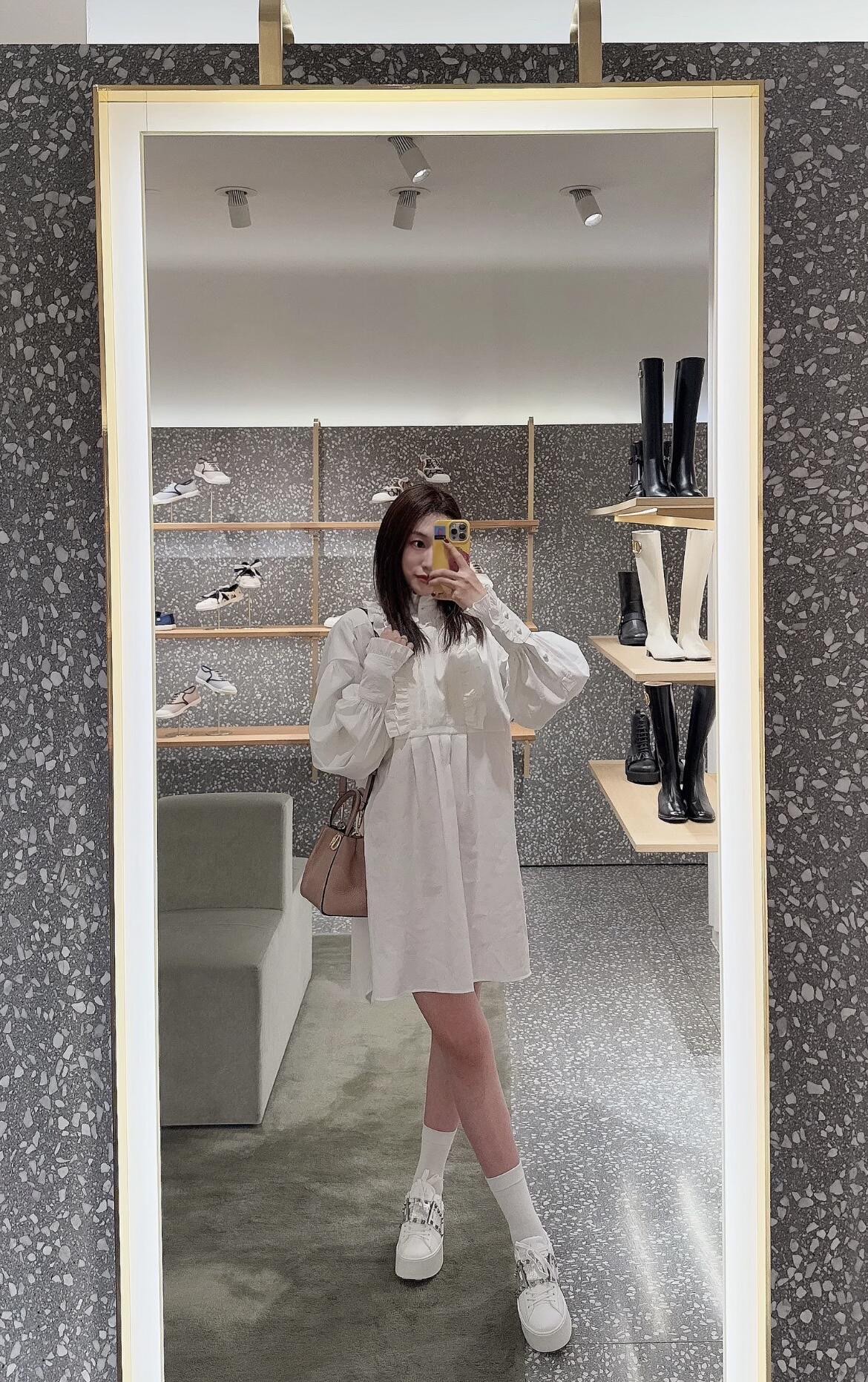 NO:322304,Valentin* 25Ss early spring new style lace shirt dress | Exclusive high-end production!  Long-sleeved shirt dress design, silhouette to modify the body and elegant temperament, exquisite stacked lace turtle neck, extending to the front mat, collide with the neat cut of the body, pearl round button design details, highlight the brand style, plain color is versatile and not picky, cuff lace echoes up and down, high-end feeling is multiplied, style is unified and coordinated, easy to adapt to other items, daily casual commuting, high-end without losing aura, on-site sale S/M/L,,valentino, skirts,shirts,alexander wang19860909批Valentin* 25Ss早春新款 花边衬衫连衣裙丨独家高版出品！长袖衬衫连衣裙设计 廓形修饰身材气质优雅 精致堆叠花边高领 延伸至前襟胸前 与大身利落剪裁形成碰撞 珍珠圆扣设计细节 彰显品牌风格 素色百搭不挑人 袖口花边上下呼应 高级感倍增 风格统一协调 轻松适配其他单品 日常休闲通勤穿着不出错 高级而不失气场 现货发售 S/M/L,,valentino,skirts,shirts,alexander wang,Women's clothing