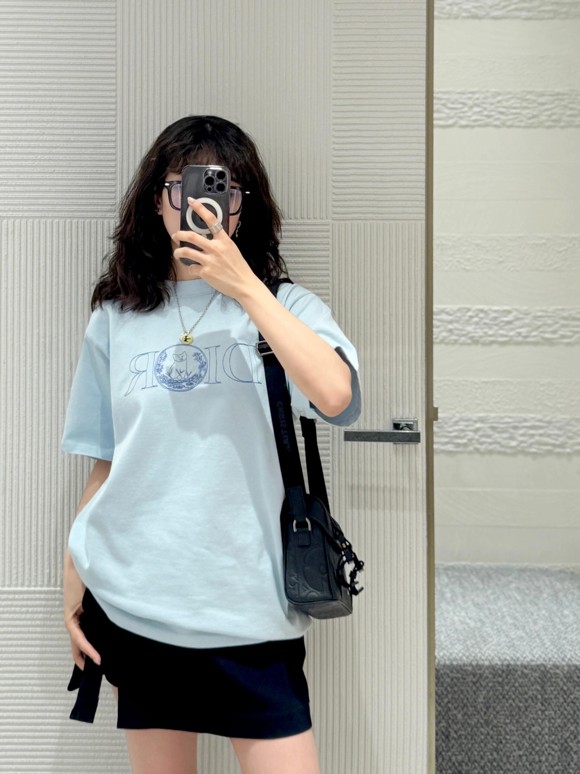 NO:322316,Dio* 25Ss early spring new style, co-branded embroidered loose version round neck short-sleeved T-shirt | Exclusive yb development!  High-end production!  This T-shirt shows the logo from this season's DI*R AND HYLTON NEL co-branded series. It is carefully crafted from blue cotton jersey fabric, with a classic silhouette with ribbed round neck, and embroidered on the chest to enhance the style. The same style for men and women, on sale in stock S/M/L,,dior,T-shirt,tees,t-shirt,alexander wang19860909批Dio* 25Ss早春新款 联名刺绣宽松版圆领短袖T恤丨独家yb开发！高版出品！这款T恤展示来自本季DI*R AND HYLTON NEL联名系列的标志.采用蓝色棉质平纹针织面料精心制作,经典廓形搭配罗纹圆领,胸前饰以刺绣提升格调. 男女同款 现货发售 S/M/L,,dior,T-shirt,tees，t-shirt,alexander wang,Women's clothing