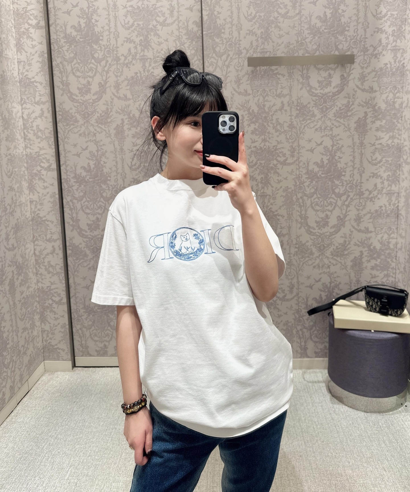 NO:322320,Dio* 25Ss early spring new style, co-branded embroidered loose version round neck short-sleeved T-shirt | Exclusive yb development!  High-end production!  This T-shirt shows the logo from this season's DI*R AND HYLTON NEL co-branded series. It is carefully crafted from blue cotton jersey fabric, with a classic silhouette with ribbed round neck, and embroidered on the chest to enhance the style. The same style for men and women, on sale in stock S/M/L,,dior,T-shirt,tees,t-shirt,alexander wang19860909批Dio* 25Ss早春新款 联名刺绣宽松版圆领短袖T恤丨独家yb开发！高版出品！这款T恤展示来自本季DI*R AND HYLTON NEL联名系列的标志.采用蓝色棉质平纹针织面料精心制作,经典廓形搭配罗纹圆领,胸前饰以刺绣提升格调. 男女同款 现货发售 S/M/L,,dior,T-shirt,tees，t-shirt,alexander wang,Women's clothing