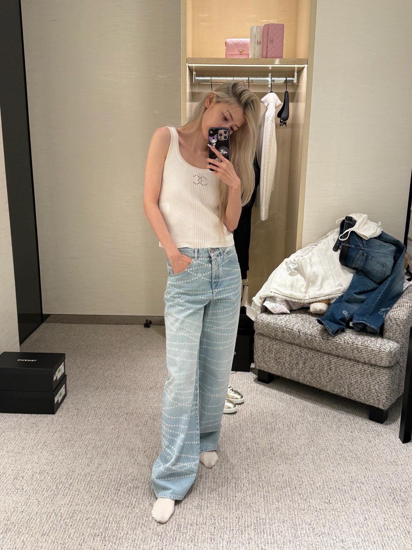 NO:329842,Crack Chane*25P series hot products, pearl printed logo wide-leg jeans | Exclusive yb development!  High-end production!  The fabric is very comfortable denim cotton fabric, the most unstoppable straight wide-leg pants!  The most beautiful and difficult thing is that the laser burning and washing water many times is very complicated. I won’t state it if I’m too professional, and I don’t understand it either. I just know that to achieve this effect, the process is very complicated!  The details are beautiful, the outfit is not of age, the zipper logo zipper head, the button special letters hardware mold opening customization!  Professional denim factory production, double-strand bottom line!  To modify the leg shape, you must have one for all seasons of outfits!  Perfect workmanship quality depends on the details. 3 colors are available in stock S/M/L, chanel, jeans, alexander wang19860909批 Chane*25P系列爆款 珍珠印logo阔腿牛仔裤丨独家yb开发！高版出品！面料是非常舒适牛仔棉面料,最不挑腿型的直筒阔腿裤！最美的最难的就是激光烧花又多次洗水等工艺很复杂,太专业我也不陈述了,咱也不懂,就知道要达到这效果,过程很复杂就可以了！细节很美很美,穿搭没有年龄感,拉链的logo拉链头,扣子特色字母五金开模定制！专业牛仔厂制作,双股底线！修饰腿型,四季穿搭都必备一条！完美做工品质看细节.3色现货发售 S/M/L,,chanel,jeans,alexander wang,Women's clothing