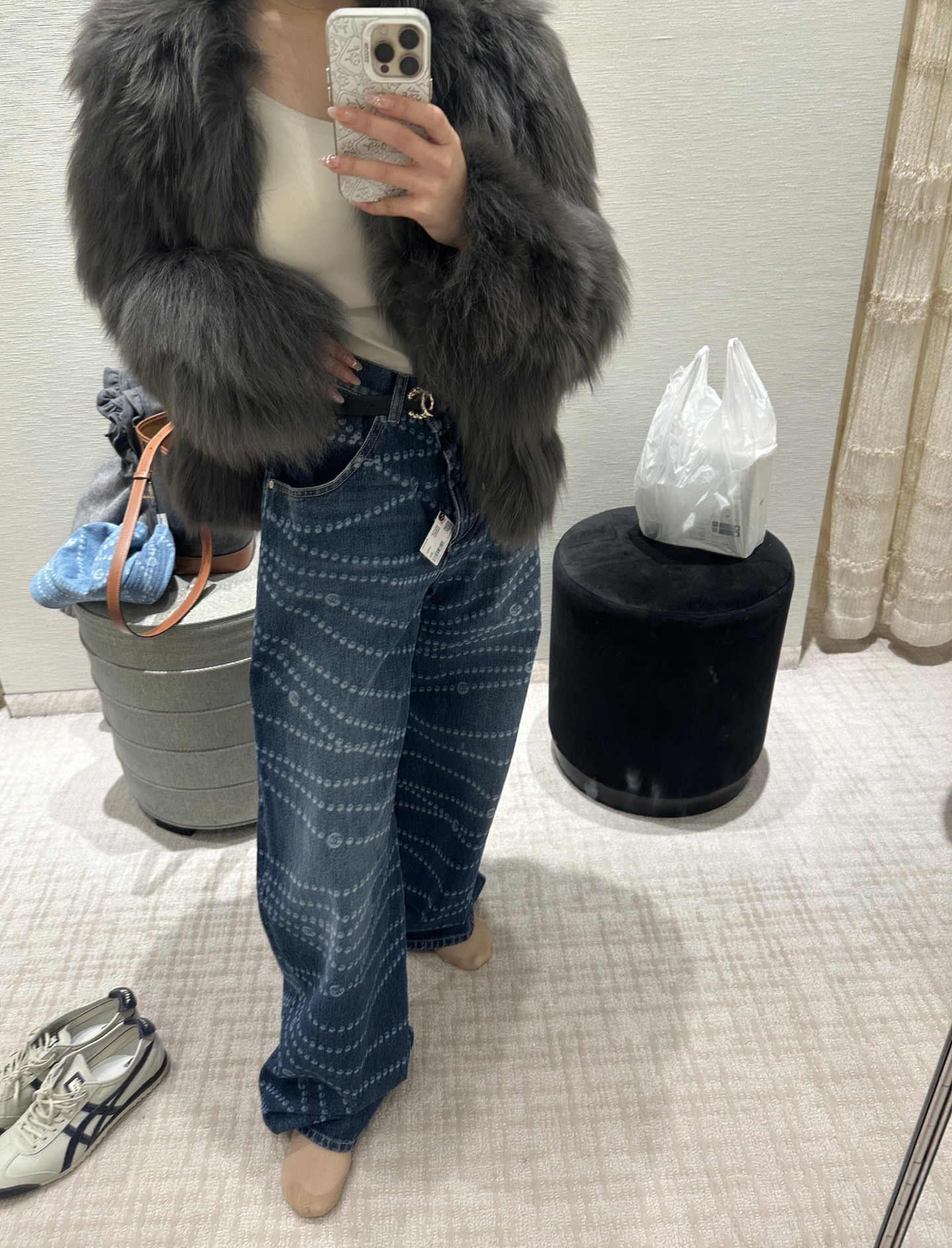 NO:322305,Crack Chane*25P series hot pearl print logo wide-leg jeans | Exclusive yb development!  High-end production!  The fabric is very comfortable denim cotton fabric, the most unstoppable straight wide-leg pants!  The most beautiful and difficult thing is that the laser burning and washing water many times is very complicated. I won’t state it if I’m too professional, and I don’t understand it either. I just know that to achieve this effect, the process is very complicated!  The details are beautiful, the outfit is not of age, the zipper logo zipper head, the button special letters hardware mold opening customization!  Professional denim factory production, double-strand bottom line!  To modify the leg shape, you must have one for all seasons of outfits!  Perfect workmanship quality depends on the details. 3 colors are available in stock S/M/L, chanel, jeans, alexander wang19860909批 Chane*25P系列爆款珍珠印logo阔腿牛仔裤丨独家yb开发！高版出品！面料是非常舒适牛仔棉面料,最不挑腿型的直筒阔腿裤！最美的最难的就是激光烧花又多次洗水等工艺很复杂,太专业我也不陈述了,咱也不懂,就知道要达到这效果,过程很复杂就可以了！细节很美很美,穿搭没有年龄感,拉链的logo拉链头,扣子特色字母五金开模定制！专业牛仔厂制作,双股底线！修饰腿型,四季穿搭都必备一条！完美做工品质看细节.3色现货发售 S/M/L,,chanel,jeans,alexander wang,Women's clothing