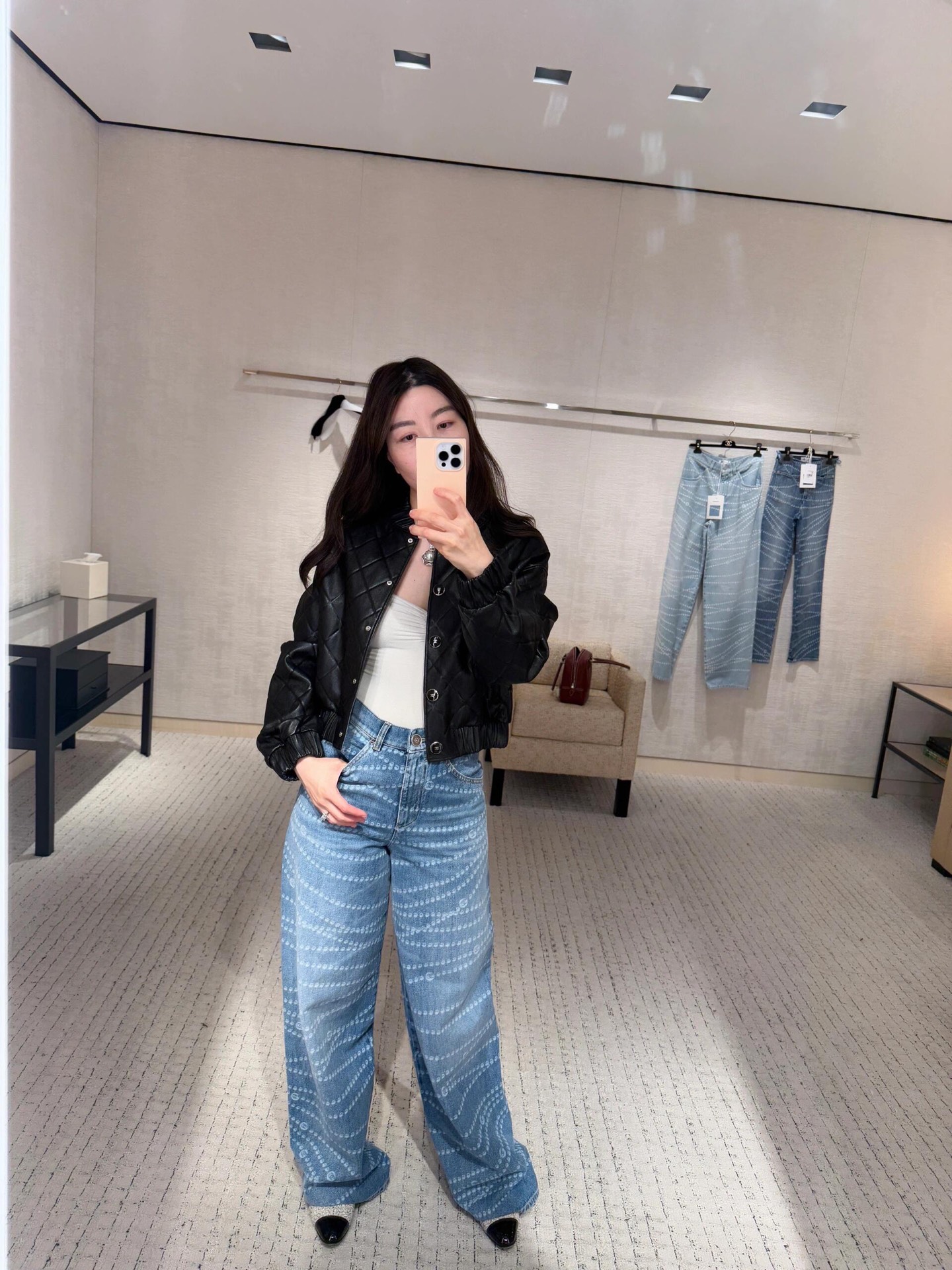 NO:322309,Crack Chane*25P series hot pearl print logo wide-leg jeans | Exclusive yb development!  High-end production!  The fabric is very comfortable denim cotton fabric, the most unstoppable straight wide-leg pants!  The most beautiful and difficult thing is that the laser burning and washing water many times is very complicated. I won’t state it if I’m too professional, and I don’t understand it either. I just know that to achieve this effect, the process is very complicated!  The details are beautiful, the outfit is not of age, the zipper logo zipper head, the button special letters hardware mold opening customization!  Professional denim factory production, double-strand bottom line!  To modify the leg shape, you must have one for all seasons of outfits!  Perfect workmanship quality depends on the details. 3 colors are available in stock S/M/L, chanel, jeans, alexander wang19860909批 Chane*25P系列爆款珍珠印logo阔腿牛仔裤丨独家yb开发！高版出品！面料是非常舒适牛仔棉面料,最不挑腿型的直筒阔腿裤！最美的最难的就是激光烧花又多次洗水等工艺很复杂,太专业我也不陈述了,咱也不懂,就知道要达到这效果,过程很复杂就可以了！细节很美很美,穿搭没有年龄感,拉链的logo拉链头,扣子特色字母五金开模定制！专业牛仔厂制作,双股底线！修饰腿型,四季穿搭都必备一条！完美做工品质看细节.3色现货发售 S/M/L,,chanel,jeans,alexander wang,Women's clothing