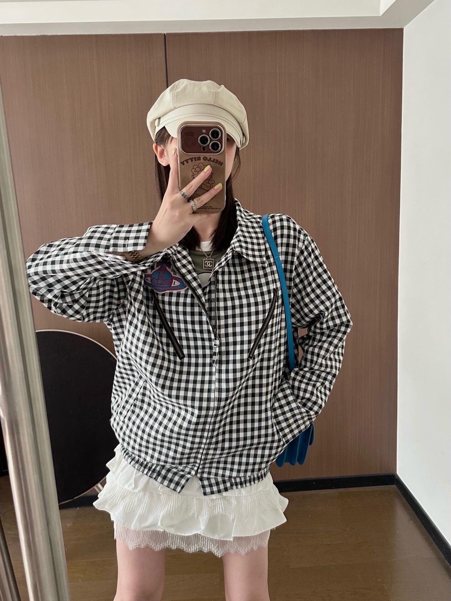 NO:322871,Jacket batch Pants batch Viviene Westwoo* 25Ss early spring new style Saturn pattern decorative plaid windbreaker jacket   casual pants | Exclusive yb development!  High-end production!  Lightweight fabric, practical style, daily match or functional essential for air-conditioned rooms. No matter how you match it, it looks good, the style is not picky at all. The Saturn pattern on the back is eye-catching in seconds. On sale in stock S/M/L,, jackets & coats, alexander wang19860909外套批 裤子批VivieneWestwoo* 25Ss早春新款 土星图案装饰格子风衣外套 休闲裤丨独家yb开发！高版出品！轻薄款面料 实穿款 日常随意搭配或者是空调房功能性必备 不管怎么搭配凹造型都好看 版型也是完全不挑人 后背土星图案秒吸睛 现货发售 S/M/L,,jackets & coats,alexander wang,Women's clothing