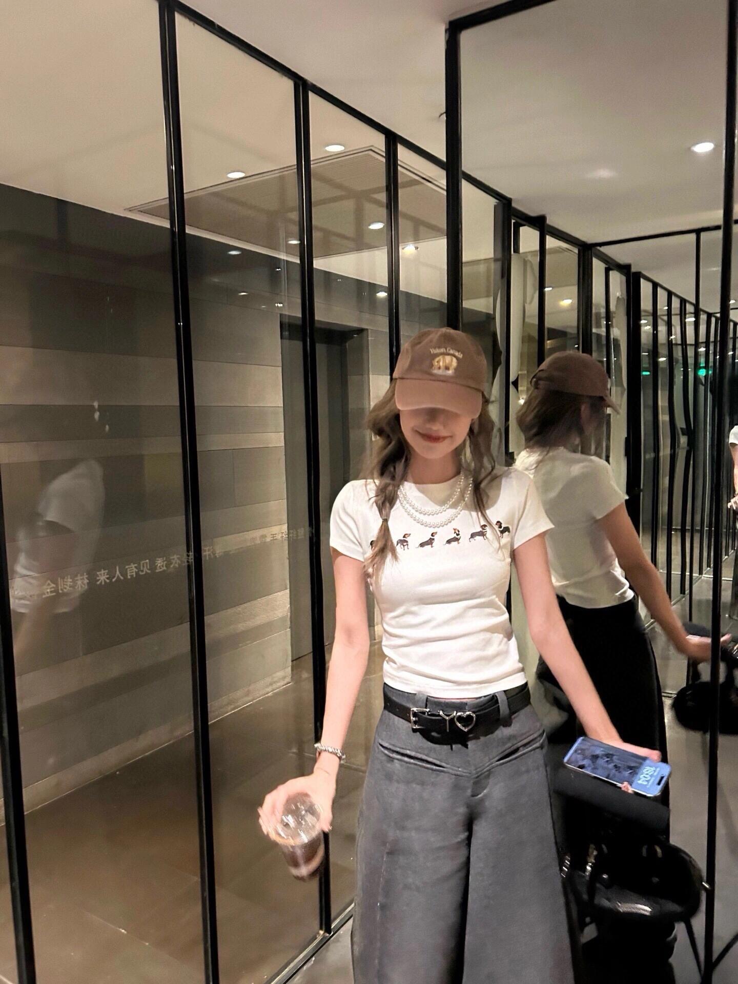 NO:322877,Bulk Markg*ng 25Ss early spring new style pearl necklace puppy printed short-sleeved T-shirt丨Exclusive high-end production!  The style is slim and elastic, the pearl necklace is removable, the real thing is very exquisite, every puppy has a hand-made beaded necklace. The fabric is soft and skin-friendly, elastic, perfect workmanship quality depends on the details. On-site sale S/M/L,, T-shirt,tees, t-shirt,necklace,alexander wang19860909批 Markg*ng 25Ss早春新款 珍珠项链小狗印花短袖T恤丨独家高版出品！版型修身弹性,珍珠项链可拆的,实物非常精致,每一个小狗都有手工钉珠的项链 面料软糯亲肤 有弹性 完美做工品质看细节.现货发售 S/M/L,,T-shirt,tees，t-shirt,necklace,alexander wang,Women's clothing