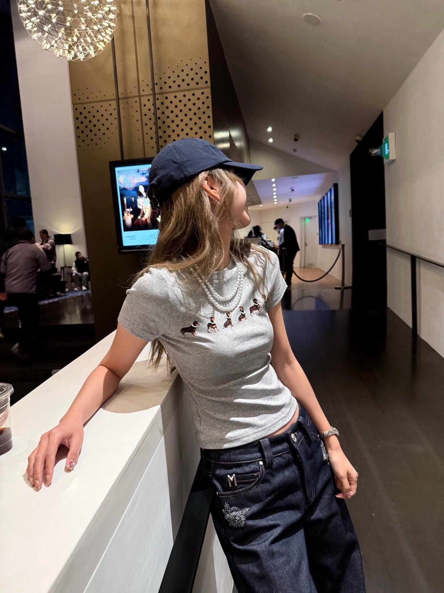 NO:322881,Bulk Markg*ng 25Ss early spring new style pearl necklace puppy printed short-sleeved T-shirt丨Exclusive high-end production!  The style is slim and elastic, the pearl necklace is removable, the real thing is very exquisite, every puppy has a hand-made beaded necklace. The fabric is soft and skin-friendly, elastic, perfect workmanship quality depends on the details. On-site sale S/M/L,, T-shirt,tees, t-shirt,necklace,alexander wang19860909批 Markg*ng 25Ss早春新款 珍珠项链小狗印花短袖T恤丨独家高版出品！版型修身弹性,珍珠项链可拆的,实物非常精致,每一个小狗都有手工钉珠的项链 面料软糯亲肤 有弹性 完美做工品质看细节.现货发售 S/M/L,,T-shirt,tees，t-shirt,necklace,alexander wang,Women's clothing