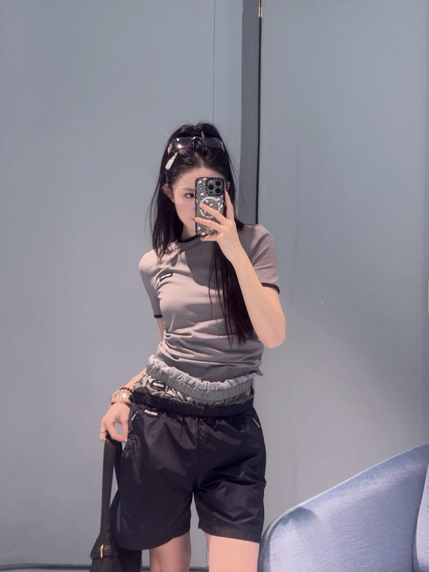 NO:322888,Batch Miumi* 25Ss early spring new style, high-waist loose casual sports shorts | Exclusive yb development!  High-end production!  The essential casual shorts for the wardrobe are here!  Fashion items with super high daily matching rate. Absolutely versatile champion. This style is impeccable in terms of details and upper body style. It is a must-have versatile item in the wardrobe!  Wearing various vests and short sleeves on a daily basis is full of energy and feel customized fabrics, breathable and comfortable!  Jimei people cannot miss a versatile model~S/M/L, miumiu, shorts, T-shirt, alexander wang19860909批 Miumi* 25Ss早春新款 高腰宽松休闲运动短裤丨独家yb开发！高版出品！衣柜必不可少的休闲短裤来啦！日常搭配率超级高的时尚单品 绝对的百搭冠军这款无论是细节上还是上身版型都是无可挑剔上身超级显瘦显腿长 是衣柜必备的百搭单品！日常随意搭配各种背心短袖都是元气满满的feel定制面料 透气舒适！集美们不能错过的百搭款～现货发售S/M/L,,miumiu,shorts,T-shirt,alexander wang,Women's clothing