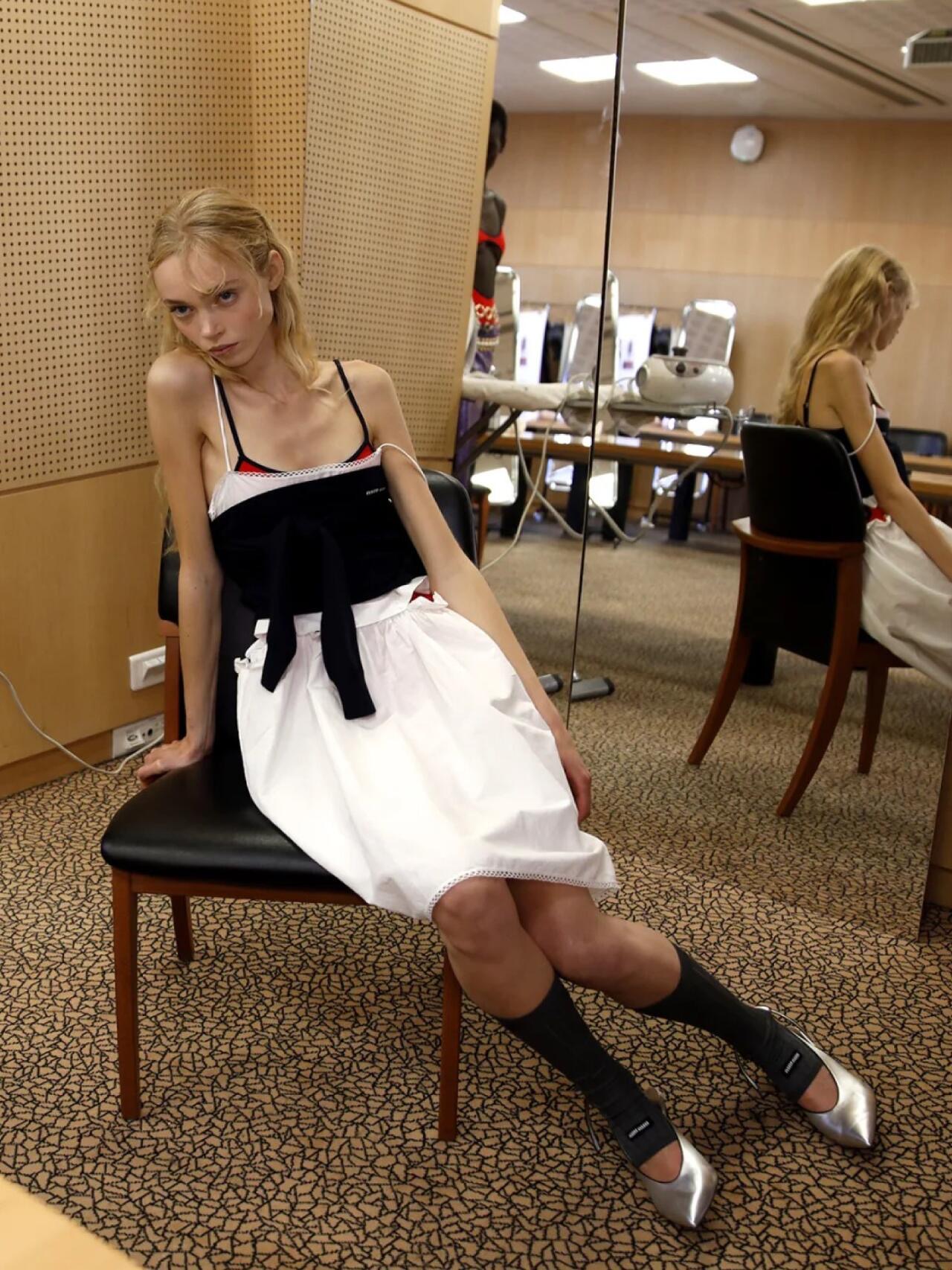 NO:322915,Batch Mium*u 25Ss early spring new style women's logo decoration knee-length socks socks exclusive yb development!  High-end production!  Full of details, retro and fashionable ~ super beautiful ~ super age-reducing ~ college style ~ very casual but fashionable and comfortable on-site sale One size F,,miumiu, socks,alexander wang19860909批 Mium*u 25Ss早春新款 女士徽标饰及膝袜袜子丨独家yb开发！高版出品！细节质感满满～复古时髦～超好看～超减龄～学院风～很随性但不乏时尚和舒适度现货发售 均码 F,,miumiu,socks,alexander wang,Women's clothing