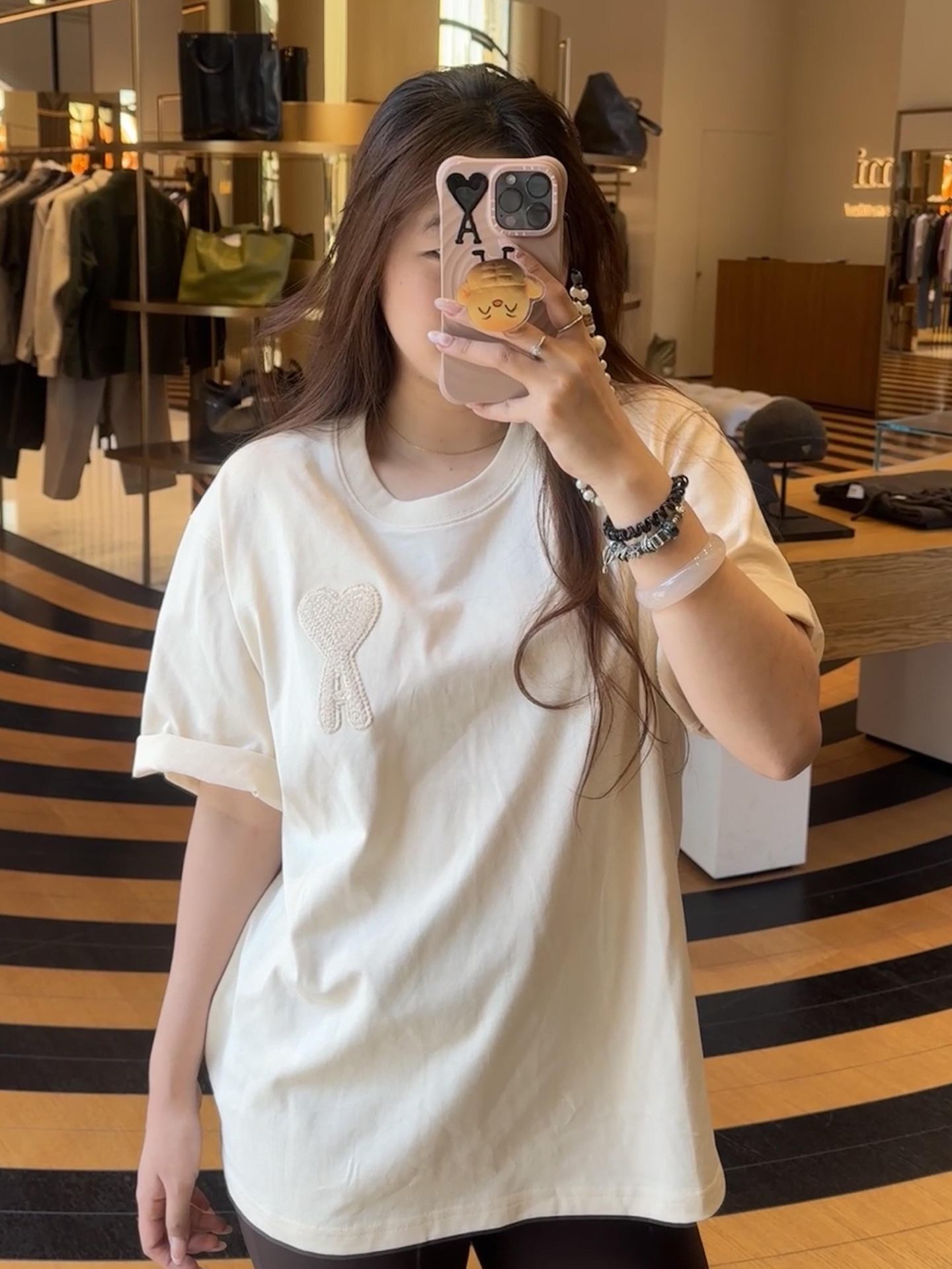 NO:323330,Ami Pa*is 25Ss early spring new style, three-dimensional love embroidered round neck short-sleeved T-shirt | Exclusive yb development!  High-end production!  Classic embroidered logo large love short sleeves, selected pure cotton material, skin-friendly and breathable, gently wrapping every inch of skin. Loose style, free and casual, giving the body a comfortable and unrestrained stretching space. The same style as men and women, perfect workmanship quality depends on the details. On-site sale S/M/L,, T-shirt,tees, t-shirt,alexander wang19860909批 Ami Pa*is 25Ss早春新款 立体爱心刺绣圆领短袖T恤丨独家yb开发！高版出品！ 经典绣花Logo大爱心短袖,甄选纯棉材质,亲肤又透气,温柔包裹每一寸肌肤.宽松版型,自在随性,给予身体舒适无拘的舒展空间.男女同款 完美做工品质看细节.现货发售 S/M/L,,T-shirt,tees，t-shirt,alexander wang,Women's clothing