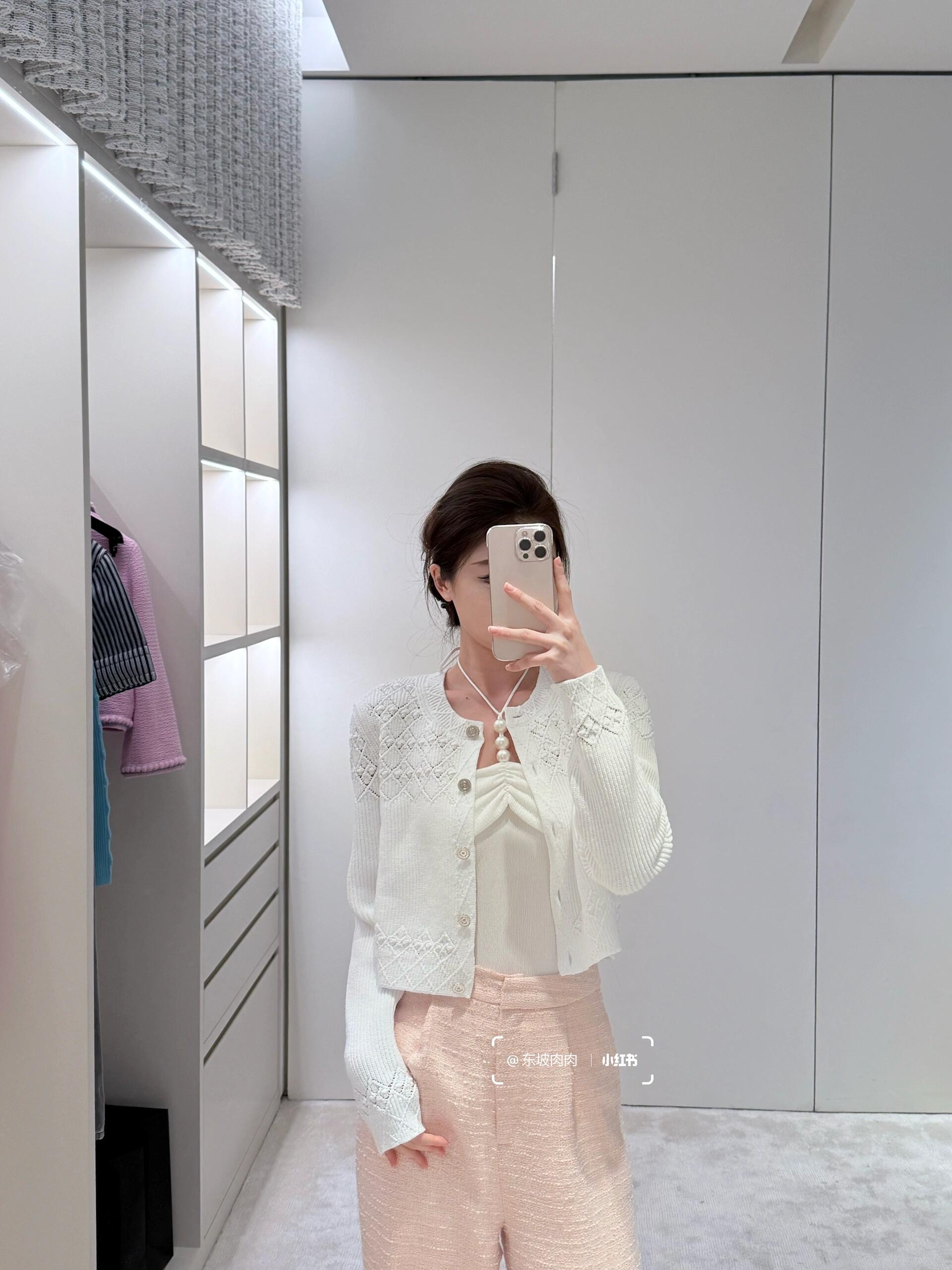 NO:323323,Category Chane* 25P Early Spring New Style Diamond Hollow Hookup Knitted Cardigan | Exclusive yb development!  High-end production!  Overall carefully designed details!  The upper body shows a gentle temperament!  The texture is super loose and can cover up all imperfect figures and are not picky at all!  The cardigan must be worn with a perfect fit!  Miss, hurry up and take action!  S/M/L, Chanel, alexander wang19860909批 Chane* 25P早春新款 菱形镂空钩花针织开衫丨独家yb开发！高版出品！整体精心设计的细节！上身尽显温柔气质！质感超赞微宽松感 可遮住一切不完美身材 完全不挑人！开衫外搭必入款实穿性十足！小姐姐赶紧行动起来！现货发售S/M/L,,chanel,alexander wang,Women's clothing