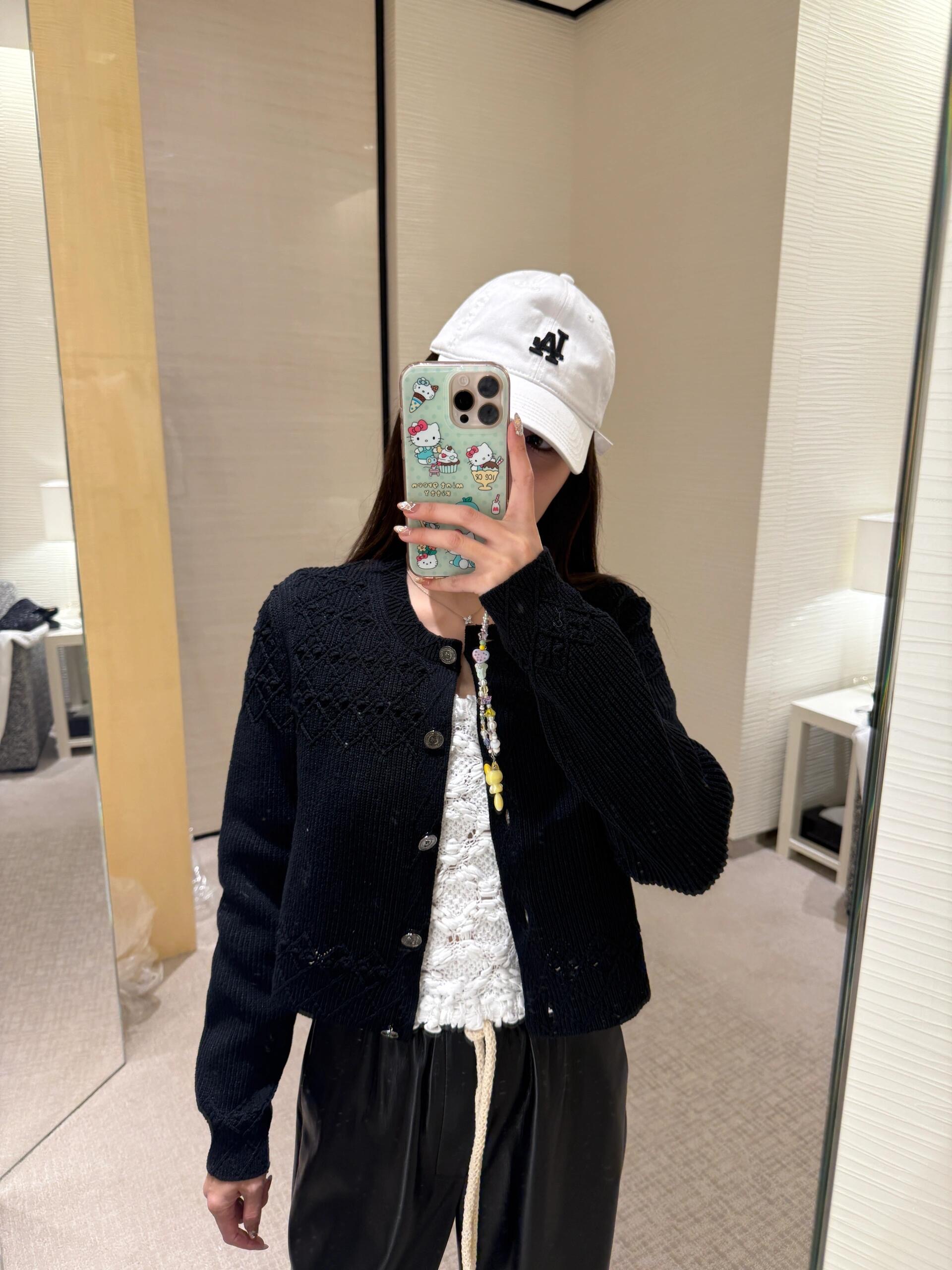 NO:323327,Category Chane* 25P Early Spring New Style Diamond Hollow Hookup Knitted Cardigan | Exclusive yb development!  High-end production!  Overall carefully designed details!  The upper body shows a gentle temperament!  The texture is super loose and can cover up all imperfect figures and are not picky at all!  The cardigan must be worn with a perfect fit!  Miss, hurry up and take action!  S/M/L, Chanel, alexander wang19860909批 Chane* 25P早春新款 菱形镂空钩花针织开衫丨独家yb开发！高版出品！整体精心设计的细节！上身尽显温柔气质！质感超赞微宽松感 可遮住一切不完美身材 完全不挑人！开衫外搭必入款实穿性十足！小姐姐赶紧行动起来！现货发售S/M/L,,chanel,alexander wang,Women's clothing