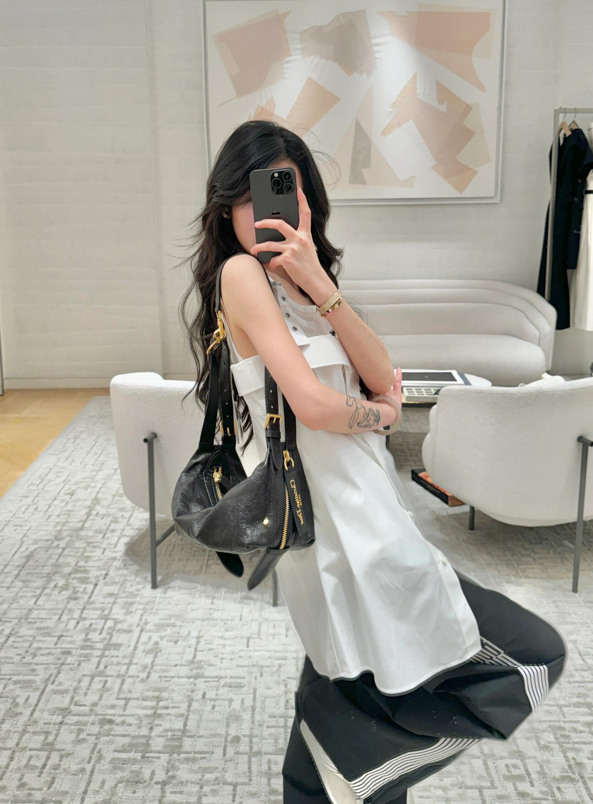 NO:323331,Batch Dio* 25Ss Spring and Summer New Style Black and White Cotton Strap Top Dress | Exclusive YB Development!  High-end production!  Made of white/black cotton poplin H suspender regular style, adjustable shoulder straps Equipped with CD metal buckle Bee full embroidery, can be made of top suspender Dresses to create a modern look S/M/L, dior, skirts, alexander wang19860909批 Dio* 25Ss春夏新款 黑白棉质背带上衣连衣裙丨独家yb开发！高版出品！采用白色/黑色棉府绸制成 H吊带常规版型,可调节肩带 配有CD金属搭扣 蜜蜂饱满刺绣,可做上衣吊带 可做连衣裙 打造现代外观 现货发售S/M/L,,dior,skirts,alexander wang,Women's clothing