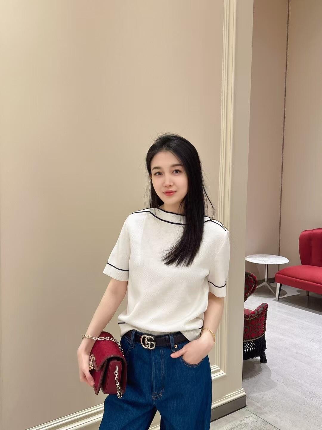 NO:323334,Buy Gu*ci 25Ss spring and summer new products, retro style small lapel knitted short-sleeved top丨Exclusive high-end production!  Classic Academy style contrasting line edge decoration, one-shoulder design GG gold buckle embellishment, elegant and famous girl age-reducing items. Large A-style upper body makes you look slim!  A rich and beautiful woman must come in!  The original customized imported wool blended yarn has a delicate texture!  S/M/L, T-shirt, alexander wang19860909批 Gu*ci 25Ss春夏新品 复古风小翻领针织短袖上衣丨独家高版出品！经典学院风撞色线条边装饰,一字肩设计GG金扣点缀,气质名媛少女减龄单品.大A版型上身巨显瘦！白富美必入！原版定制进口羊毛混纺纱线细腻质感超赞！现货发售S/M/L,,T-shirt,alexander wang,Women's clothing