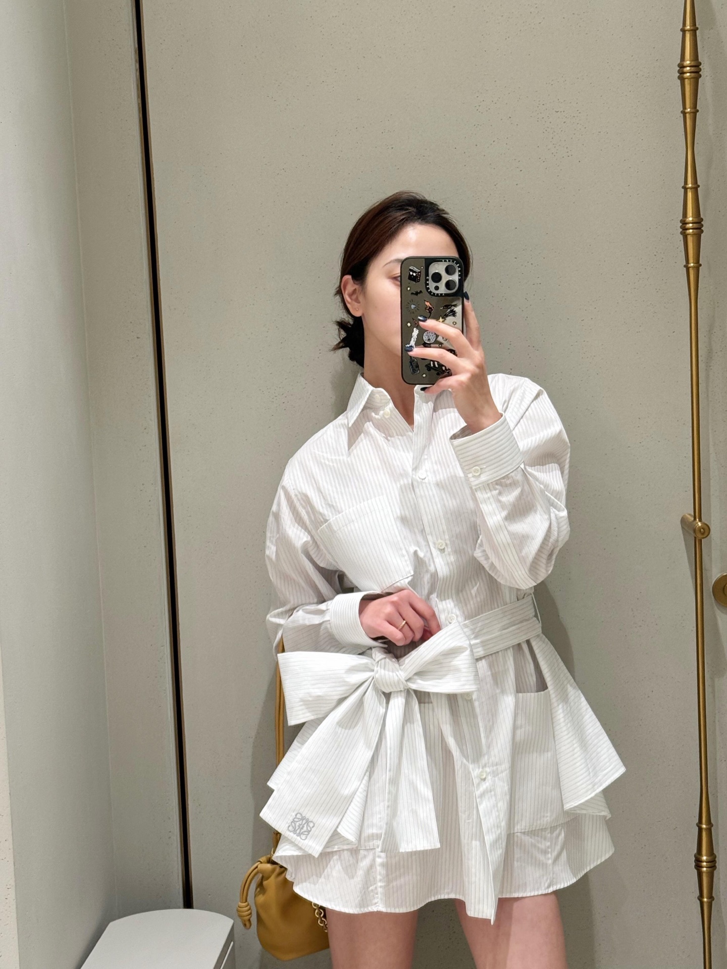 NO:323340,Loew* 25Ss Spring and Summer New Products Striped Belt Shirt Dresses | Exclusive High-edition Production!  Full-print vertical striped gold thread texture, slim and fashionable outfit, overall lettering button adjustment, highlight the brand tone, symmetrical pocket decoration, add layered look, match with the waist fabric perforated belt, outline the graceful curve, three-dimensional tailoring fits the human body and more revealing the figure, surface auxiliary materials development, lapel shirt and skirt tailoring, fashionable and practical, all-match items in all seasons, absolutely high-end temperament, girl on sale S/M/L,,loewe, skirts, shirts, alexander wang19860909批 Loew* 25Ss春夏新品 条纹腰带衬衫连衣裙丨独家高版出品！通体满印竖条纹金线肌理 穿搭显瘦时髦 整体刻字纽扣调节 彰显品牌调性 对称口袋装饰 增添造型层次感 搭配腰间本布穿孔腰带 勾勒曼妙曲线 立体剪裁贴合人体更显身段 面辅料开发 翻领衬衣裙剪裁 时尚与实用兼备的四季百搭单品 妥妥高阶气质女郎 现货发售S/M/L,,loewe,skirts,shirts,alexander wang,Women's clothing