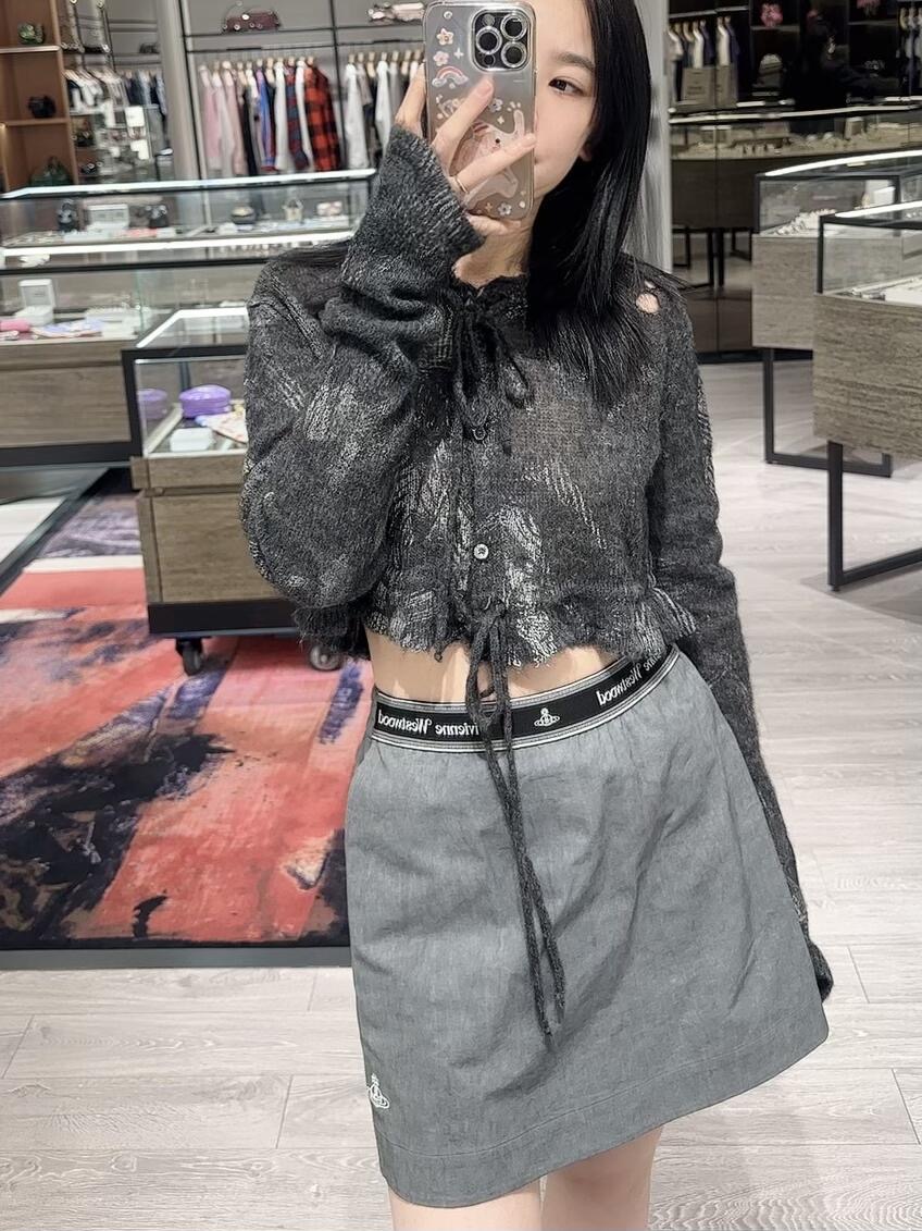 NO:323349,Batch VivieneWestwoo* 25Ss Early Spring New Saturn Embroidered Webbing Spliced ​​Skirt丨Exclusive High Edition Production!  The perfect style shows a good figure and is also very eye-catching when walking on the road. The A-shaped style is not picky at all. It immediately lengthens the body, modifys the lines and adds a sense of fashion!  Taking pictures is absolutely photogenic. The upper body is so nice!  Easy to grasp the advanced aura [666] The workmanship is really amazing. Fashion items that cannot be rejected~S/M/L, skirts, alexander wang19860909批 VivieneWestwoo* 25Ss早春新款 土星刺绣织带拼接半身裙丨独家高版出品！版型完美的展示出好身材走在路上也超吸睛超A字版型完全不挑人 立马拉长身形 修饰线条同时又增添时髦感！拍照也是绝对的上镜 上身太nice了！高级气场轻松拿捏[666]做工真的超级赞 无法拒绝的时尚单品～现货发售S/M/L,,skirts,alexander wang,Women's clothing