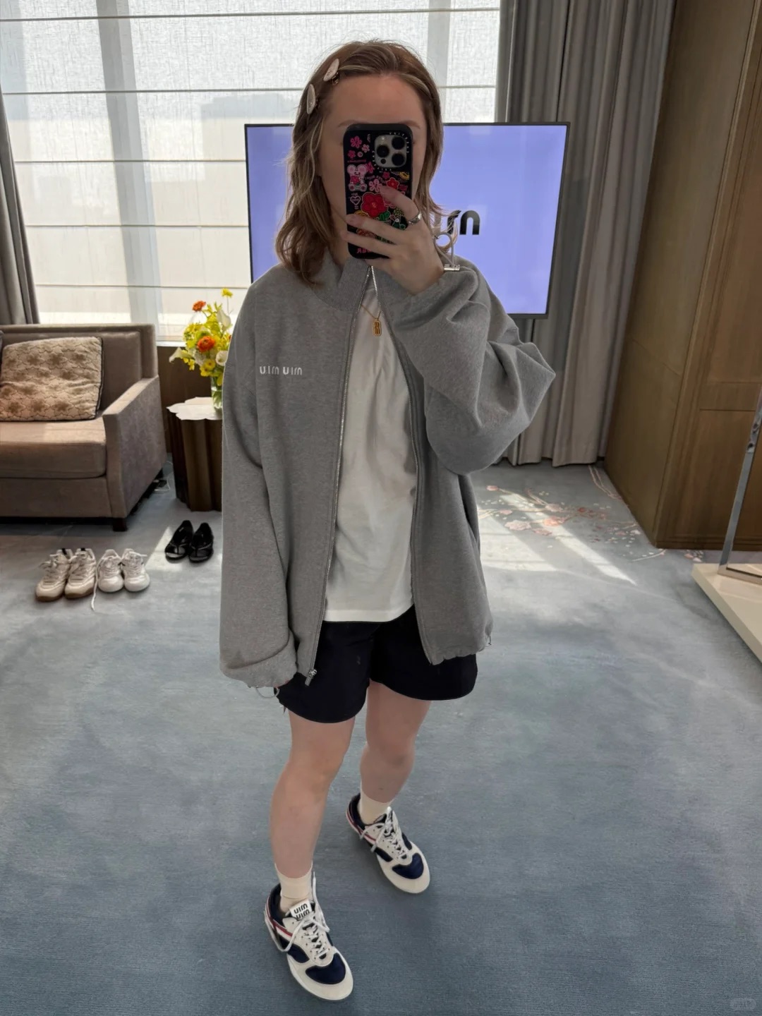 NO:323345,Batch Miumi*25Ss Spring and Summer New Style Letter Embroidered Stand Collar Zipper Jacket | Exclusive YB Development!  High-end production!  The upper body of this gray jacket is really comfortable. The drawstring on the hem can tighten the windproof, and it is very versatile when worn outdoors or commuting. The casual series, soft and comfortable feel and loose fit, can be matched with selected styles!  The same style for men and women!  S/M/L, miumiu, jackets & coats, alexander wang19860909批 Miumi*25Ss春夏新款 字母刺绣立领拉链外套丨独家yb开发！高版出品！这件灰色的外套上身真的挺舒服的,下摆抽绳可以缩紧防风,户外穿或者通勤都很百搭.休闲系列,柔软舒适的手感加上宽松版型,可搭配精选造型！男女同款！现货发售S/M/L,,miumiu,jackets & coats,alexander wang,Women's clothing