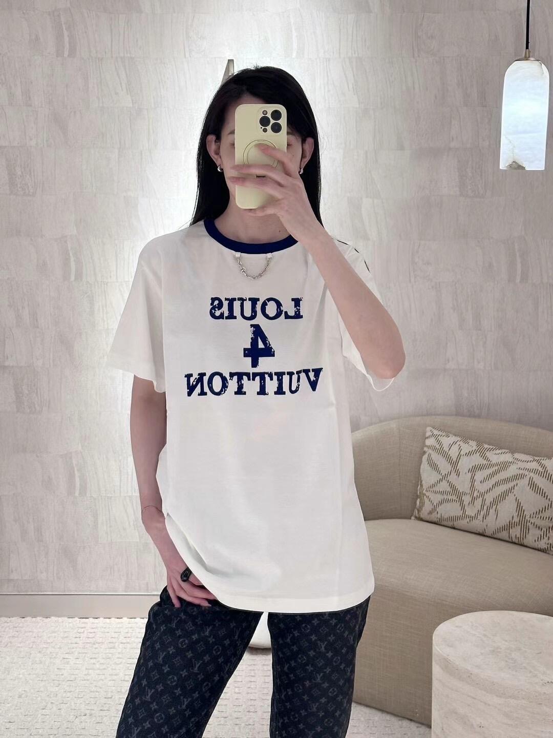 NO:323938,Lottery Louis Vuitt*n 25Ss Spring and Summer New Style Blue and White Color Flocking Printed Round Neck Short-Sleeve T-shirt | Exclusive yb development!  High-end production!  The must-have handsome items for fashionable essence unlock all outfits!  The simple design brings new ideas to casual styling!  The classic style is versatile and not picky!  Highly recommend the private retention model. S/M/L,,louis vuitton,T-shirt,tees,t-shirt,alexander wang19860909批 Louis Vuitt*n 25Ss春夏新款 蓝白配色植绒印花圆领短袖T恤丨独家yb开发！高版出品！时髦精必备帅气单品解锁所有穿搭！简洁的设计为休闲造型带来了新意！经典版型百搭不挑人！强烈推荐自留款.现货发售 S/M/L,,louis vuitton,T-shirt,tees，t-shirt,alexander wang,Women's clothing