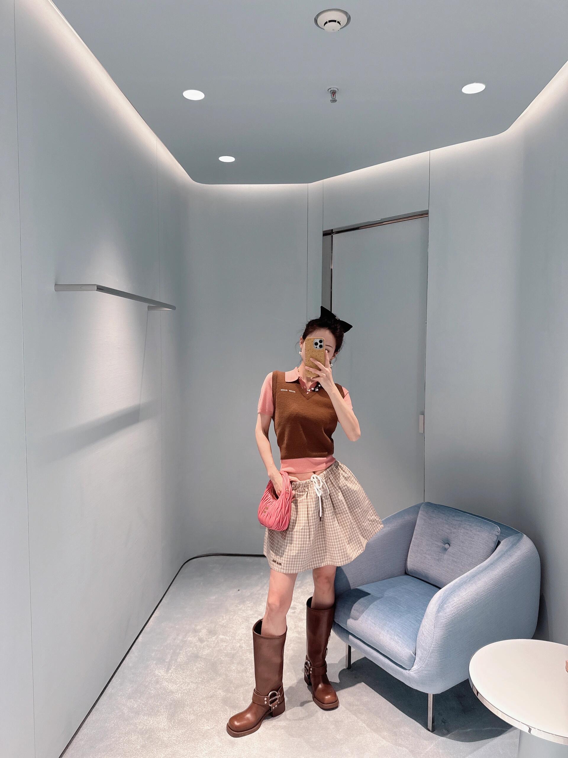 NO:323951,Batch Miumi* 25Ss early spring new style contrasting lapel sweater丨Exclusive yb development!  High-end production!  Pink-plated brown fake two-piece short-sleeved polo collar knit top, the color matching is very obedient and delicate, cashmere wool blended yarn, the fabric is soft and thin, the soul is splicing contrasting stitching, the upper body is not restricted, the layer is richer and it will not look monotonous, meeting different matching needs, it can be said that it is not picky at all, it can be academic style, high intelligence, Korean style, or you can see the coquettish side of yourself. S/M/L,,miumiu, T-shirt, alexander wang19860909批 Miumi* 25Ss早春新款 撞色翻领针织衫丨独家yb开发！高版出品！粉拼棕色假两件短袖polo领针织上衣,配色很乖又秀气的感觉,羊绒羊毛混纺纱线,面料柔软轻薄,灵魂在拼接撞色缝线,上身版型不约束,层次更丰富不会显单调,满足不同搭配需求,可以说完全不挑人的一件,可以学院风、高智感、韩里韩气、也可以看见自己穿的嗲的一面.现货发售 S/M/L,,miumiu,T-shirt,alexander wang,Women's clothing