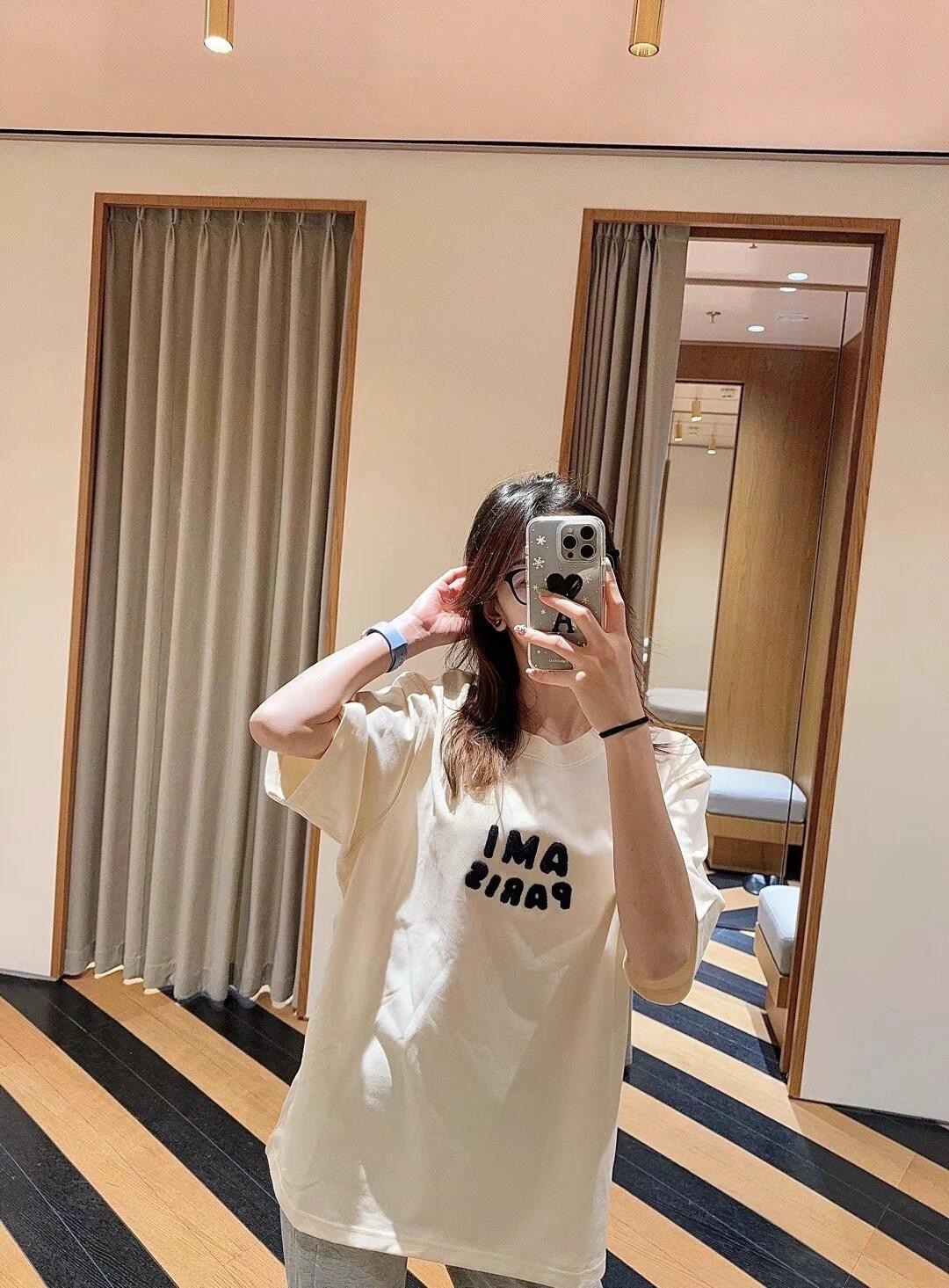 NO:323954,Batch Ami Pa*is 25Ss early spring new style, three-dimensional crocheted craft letters round neck short-sleeved T-shirt | Exclusive yb development!  High-end production!  The overall style is extremely simple, the three-dimensional crochet craftsmanship and applique letters on the chest are exquisite and high-end, with just the right embellishment, a very French fashionable attitude, and the first choice for basic T-shirts! The base is very niche and niche!  S/M/L, T-shirt,tees,t-shirt,alexander wang19860909批 Ami Pa*is 25Ss早春新款 立体钩编工艺字母圆领短袖T恤丨独家yb开发！高版出品！整体风格极简到极致,胸前立体钩编工艺贴布字母精致高级感十足,恰到好处的点缀,很法式的时髦态度,基础T恤的首选单品!单穿打底都极具小众调性！现货发售 S/M/L,,T-shirt,tees，t-shirt,alexander wang,Women's clothing